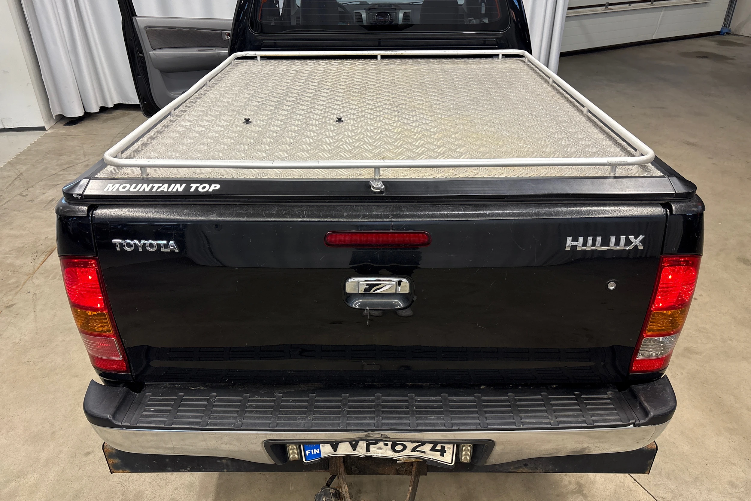 musta Toyota Hilux 2010 kuva 11.
