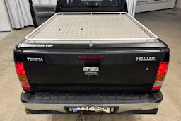 musta Toyota Hilux 2010 kuva 11.