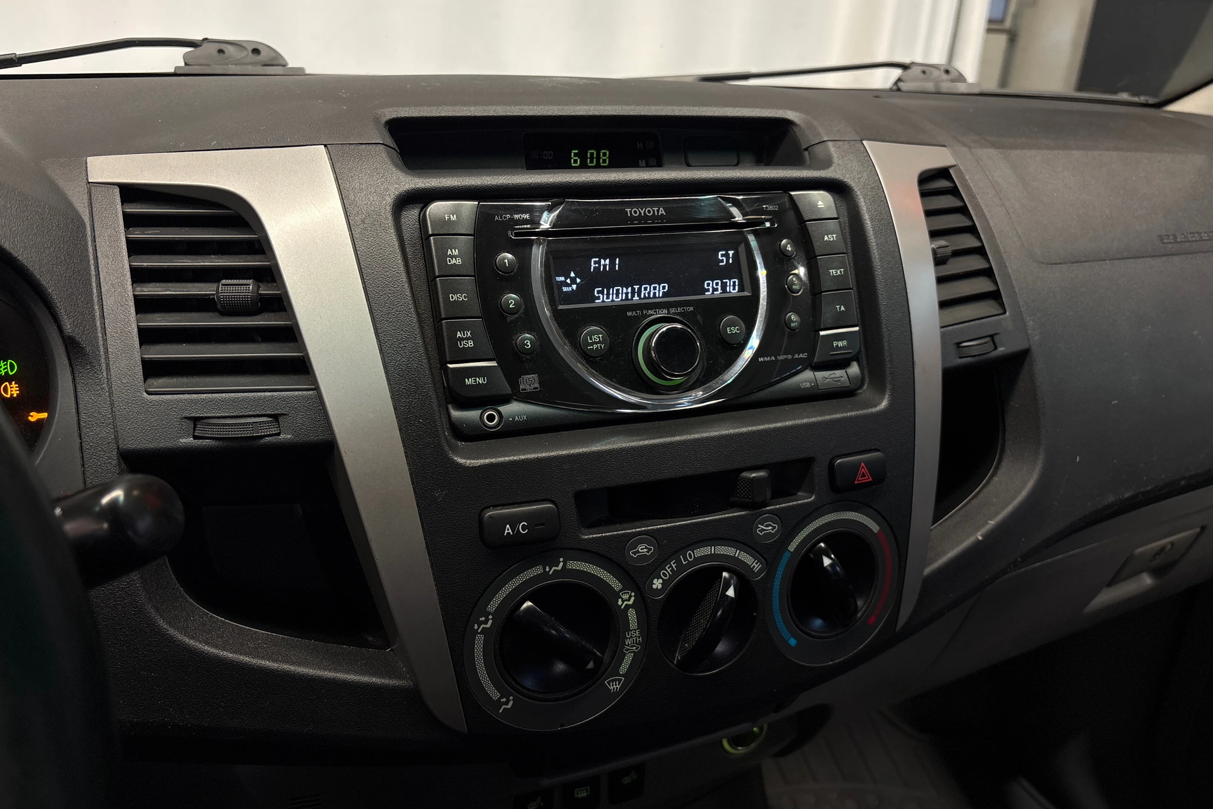 musta Toyota Hilux 2010 kuva 15.
