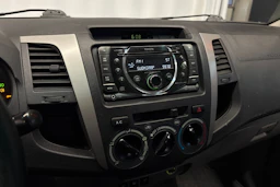 musta Toyota Hilux 2010 kuva 15.