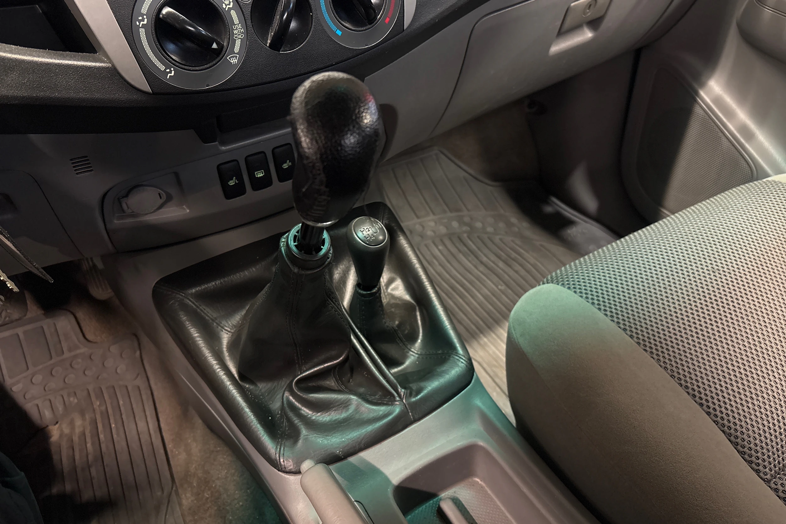 musta Toyota Hilux 2010 kuva 18.
