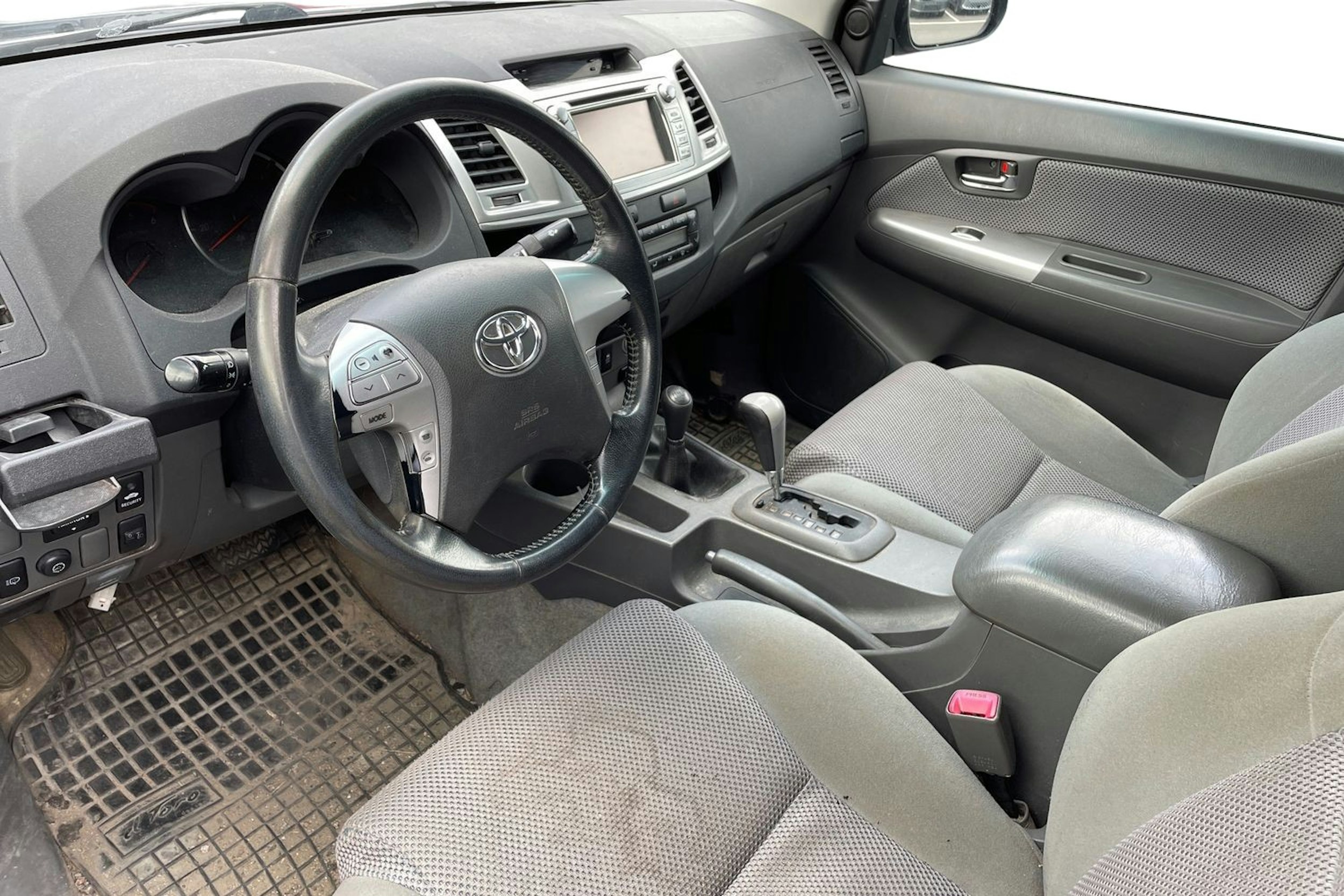 harmaa Toyota Hilux 2011 kuva 3.