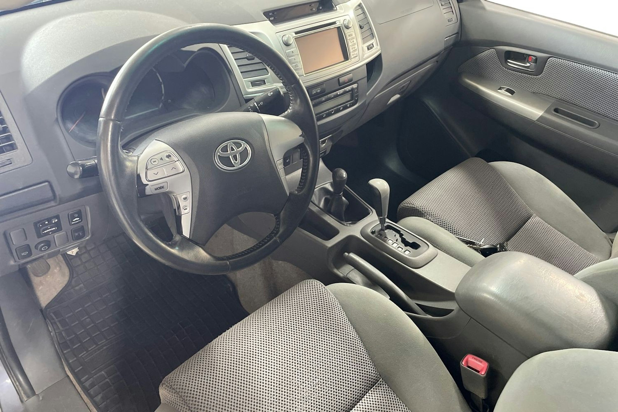 harmaa Toyota Hilux 2011 kuva 7.
