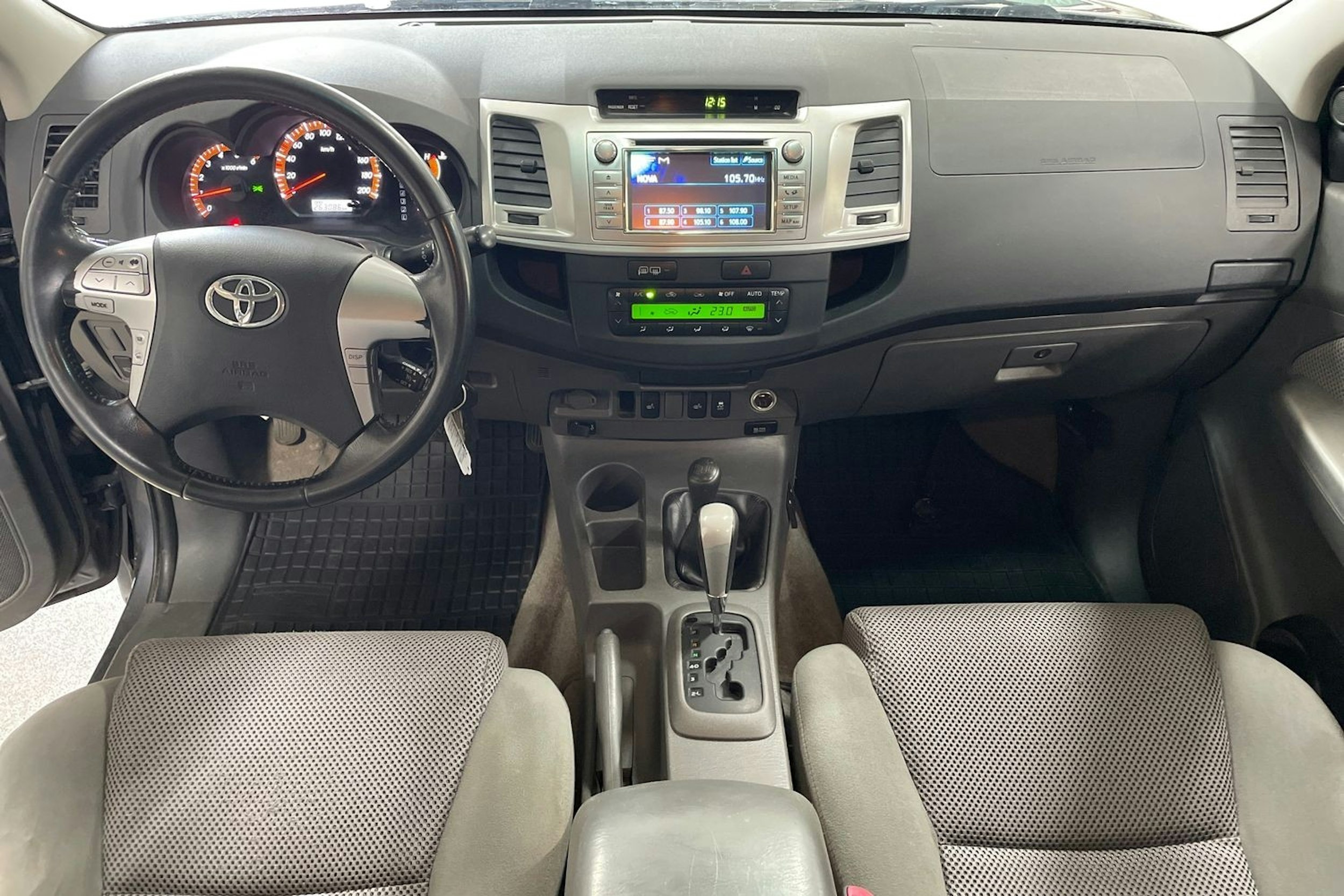 harmaa Toyota Hilux 2011 kuva 9.