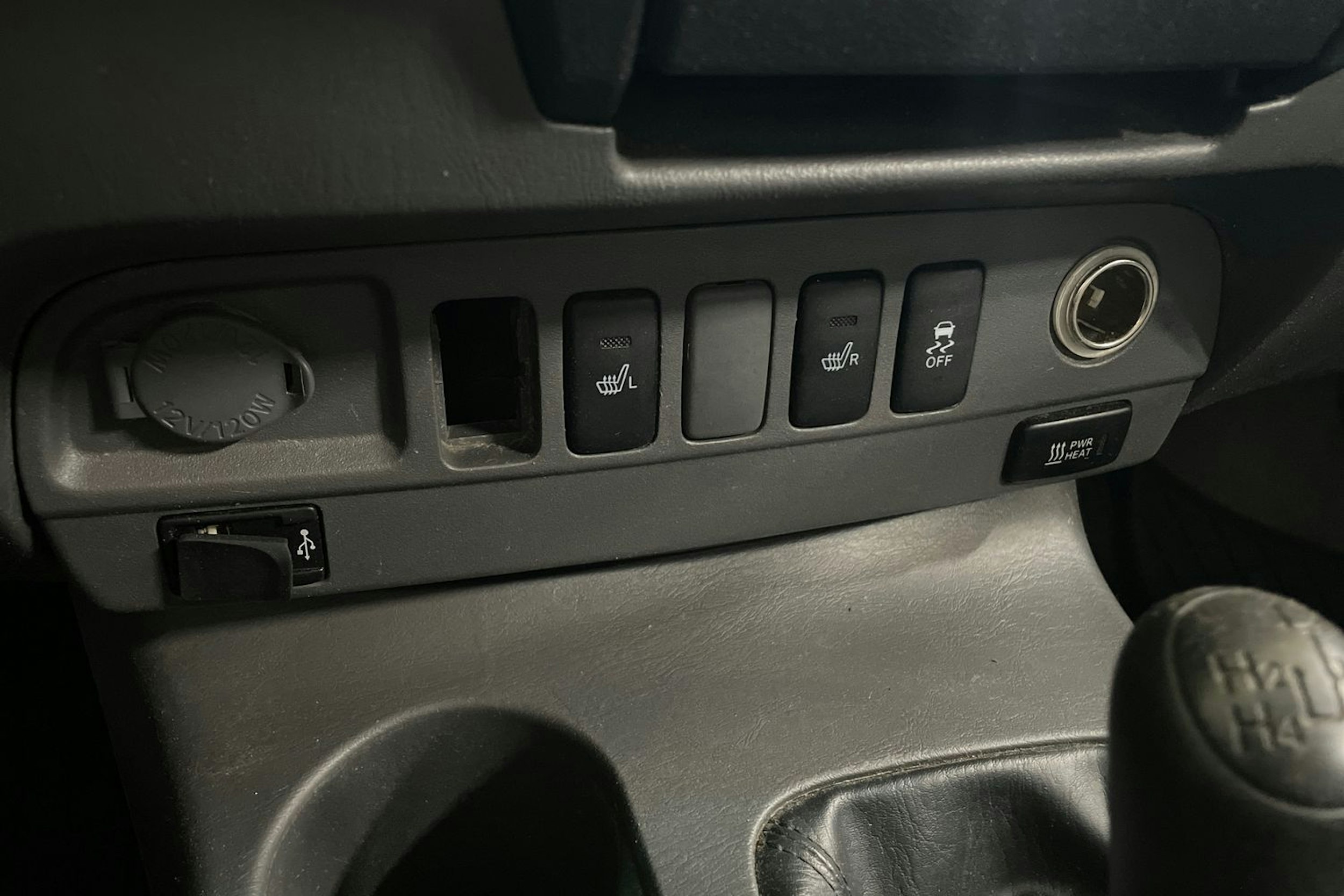 harmaa Toyota Hilux 2011 kuva 14.