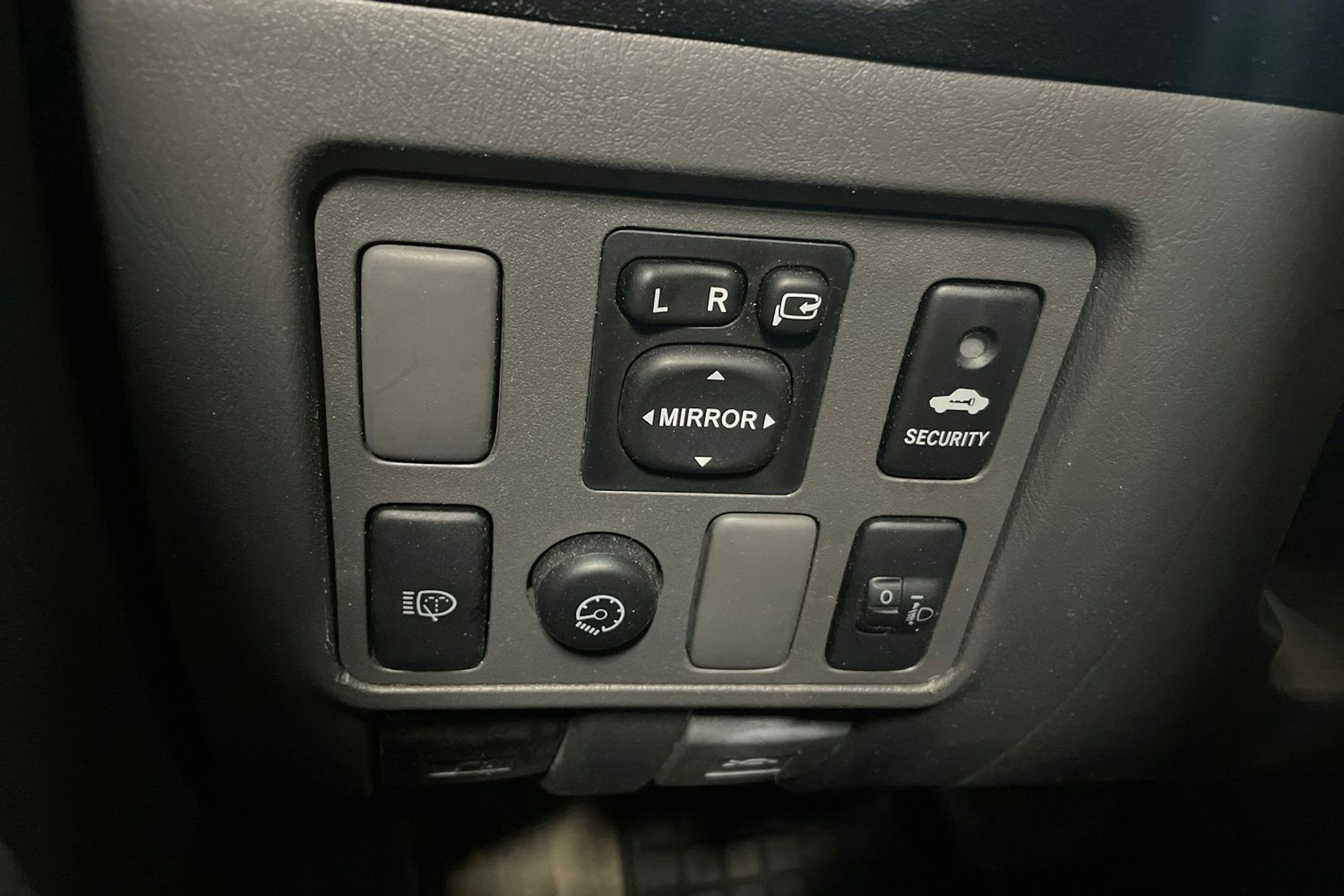 harmaa Toyota Hilux 2011 kuva 17.