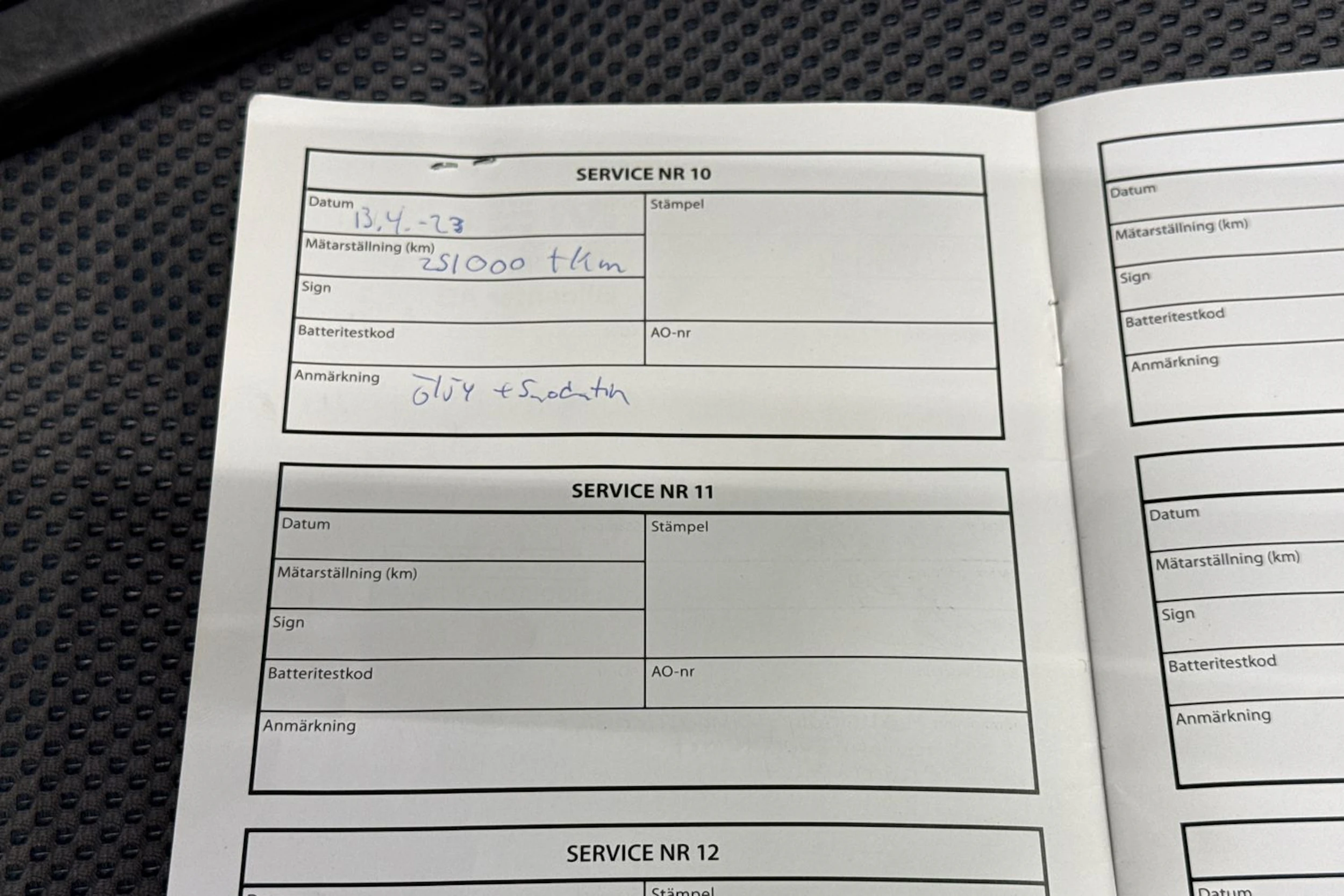 Harmaa Toyota Hilux 2011 kuva 28.