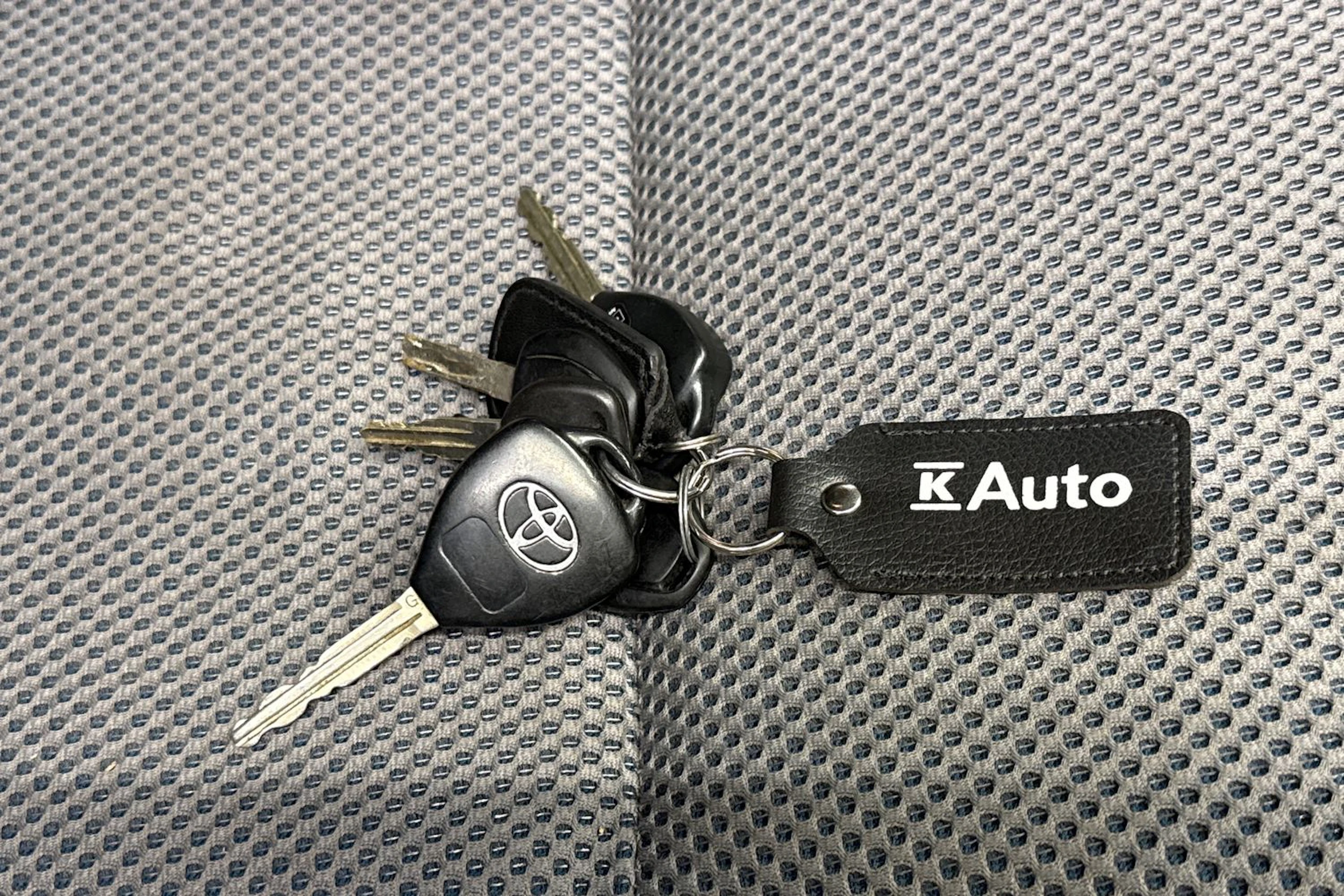 Harmaa Toyota Hilux 2011 kuva 29.