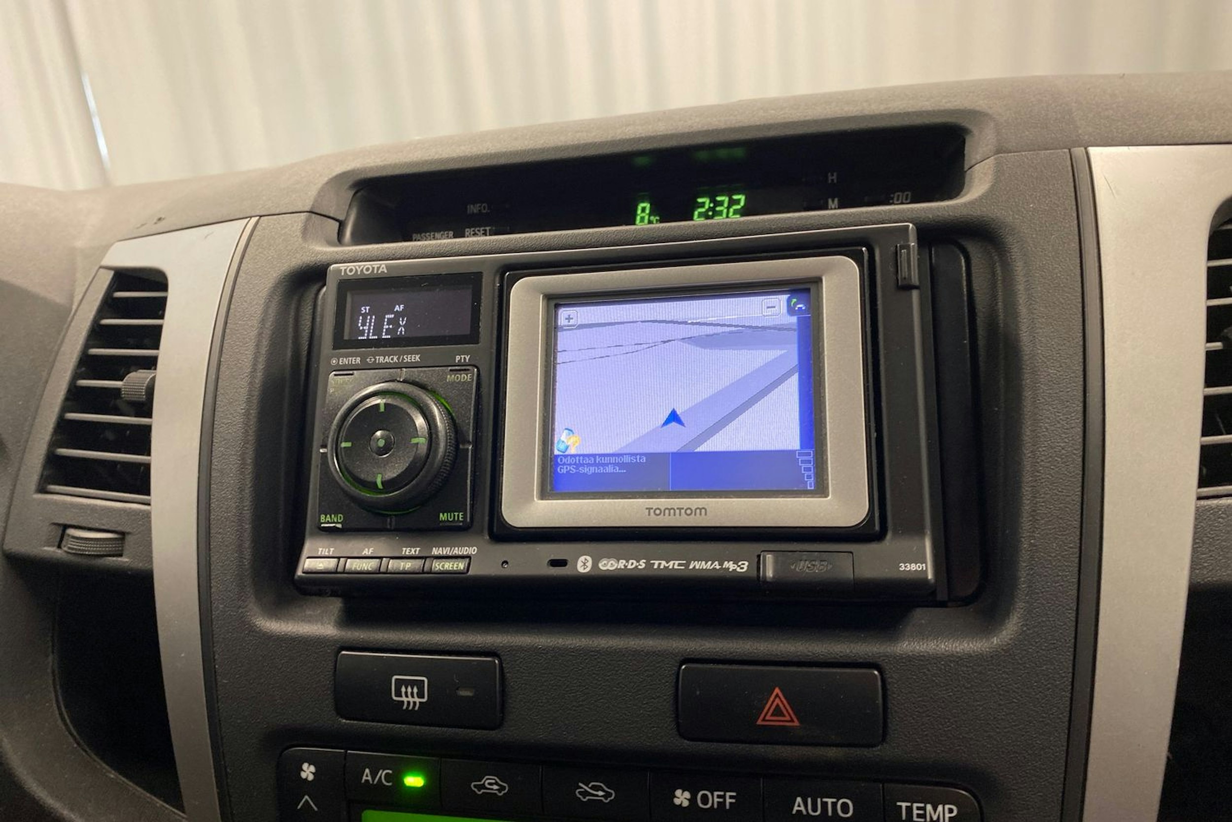 musta Toyota Hilux 2011 kuva 19.