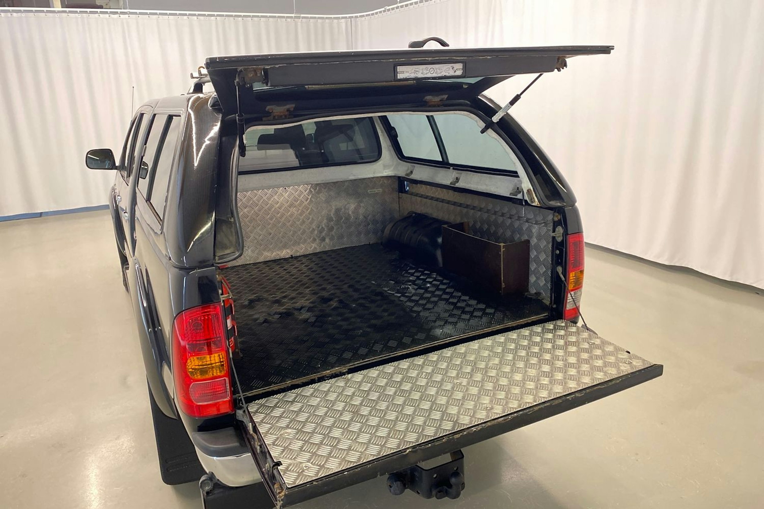 musta Toyota Hilux 2011 kuva 23.