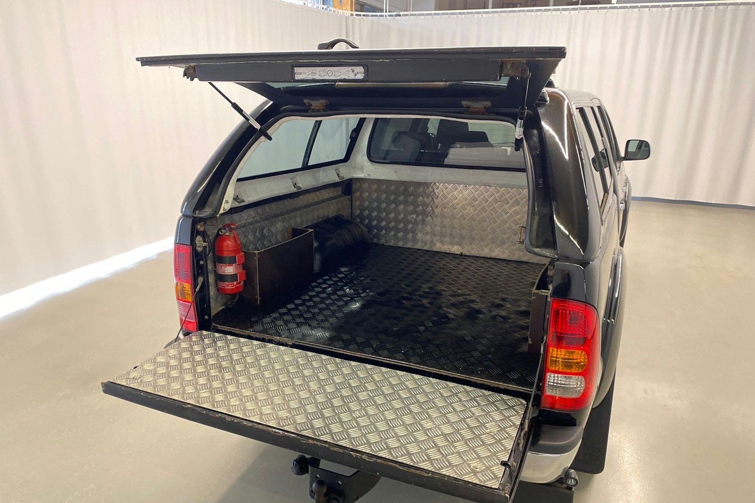 musta Toyota Hilux 2011 kuva 24.