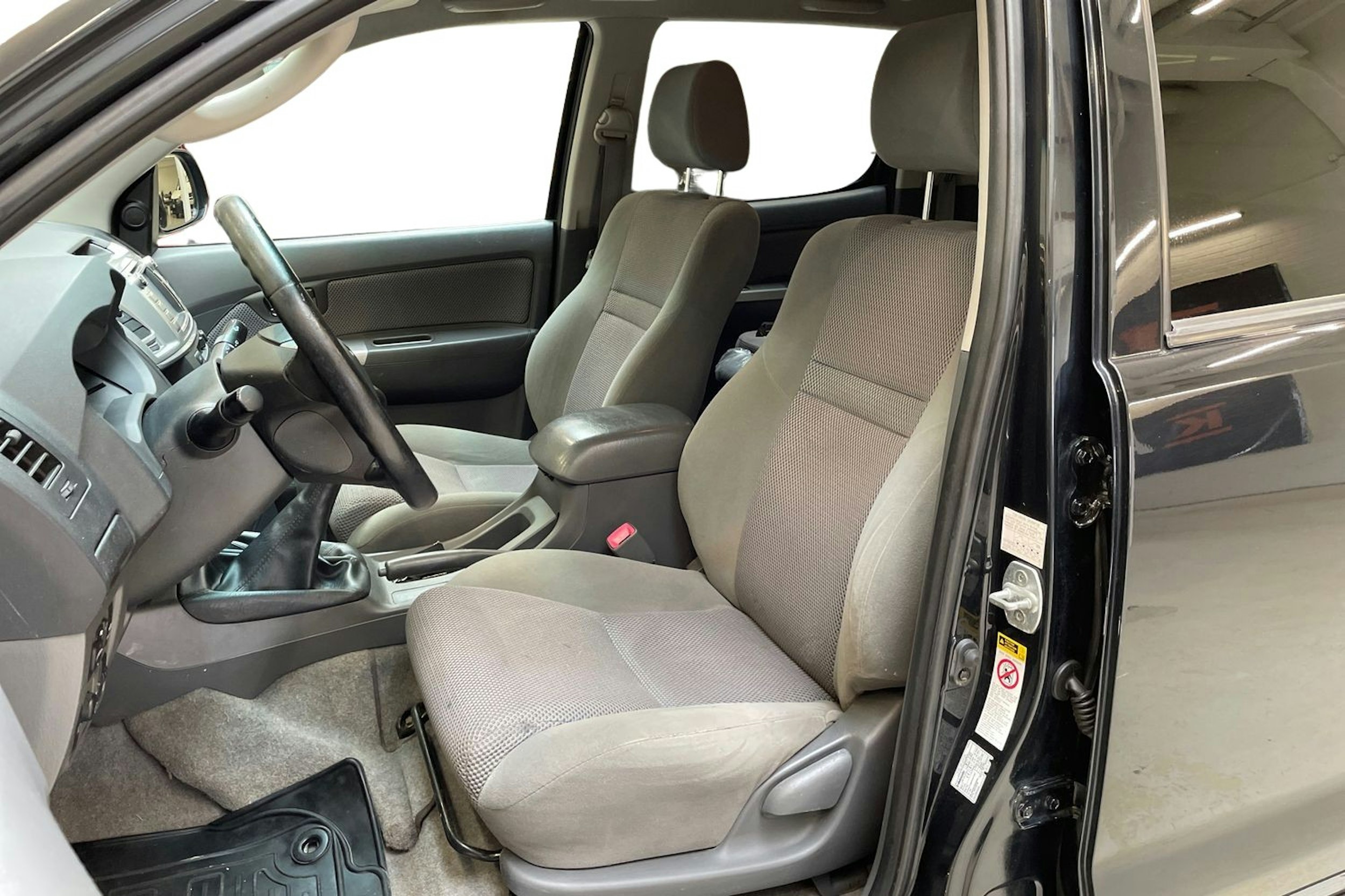 musta Toyota Hilux 2011 kuva 7.