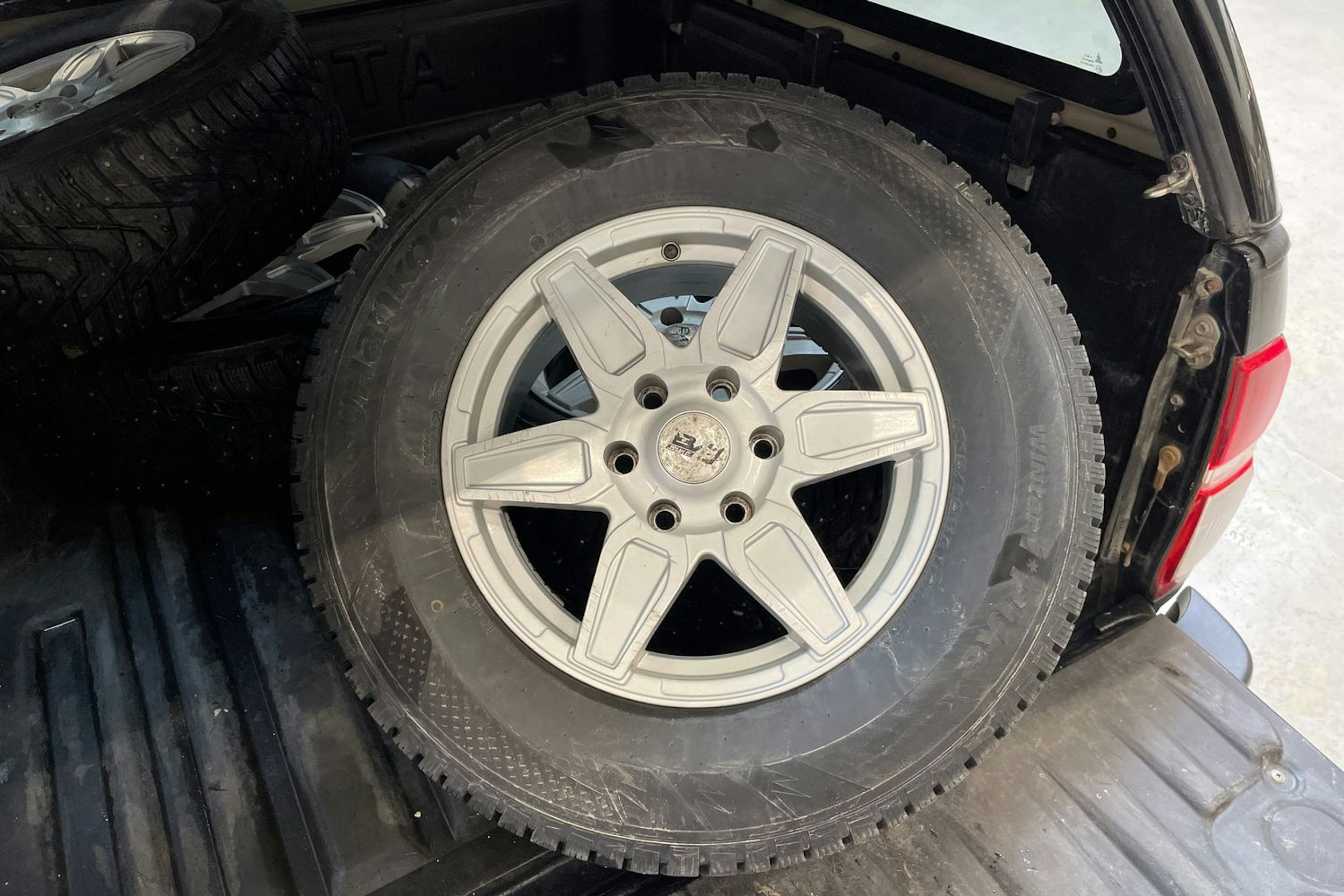 musta Toyota Hilux 2011 kuva 13.