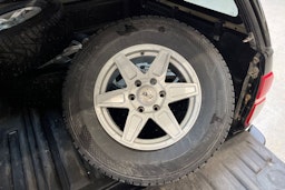 musta Toyota Hilux 2011 kuva 13.