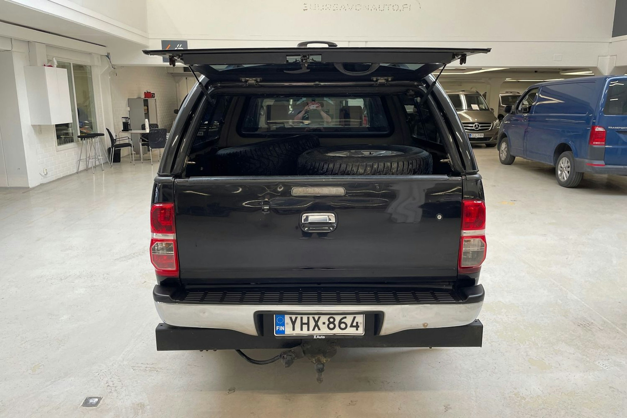 musta Toyota Hilux 2011 kuva 14.