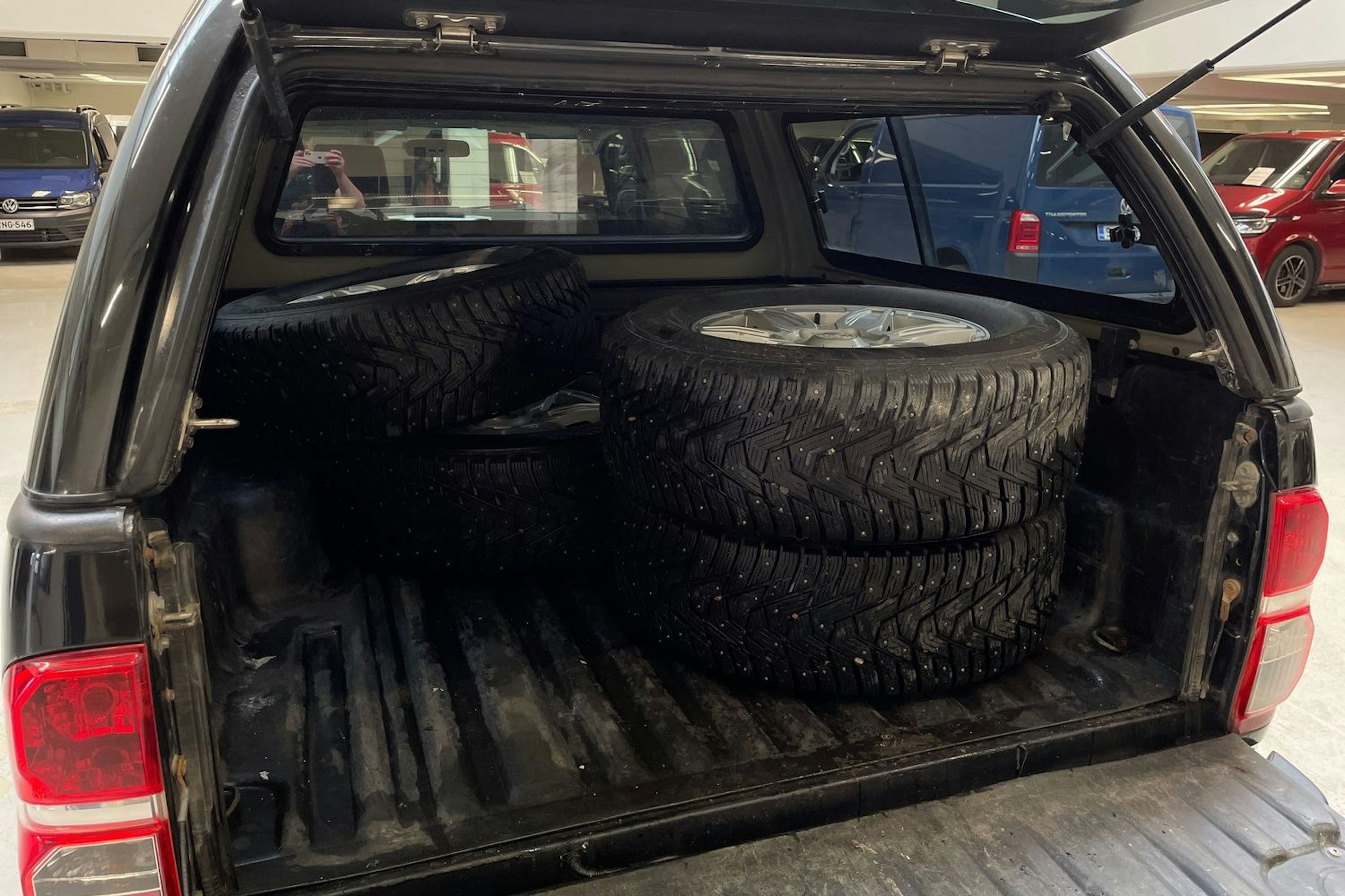 musta Toyota Hilux 2011 kuva 16.
