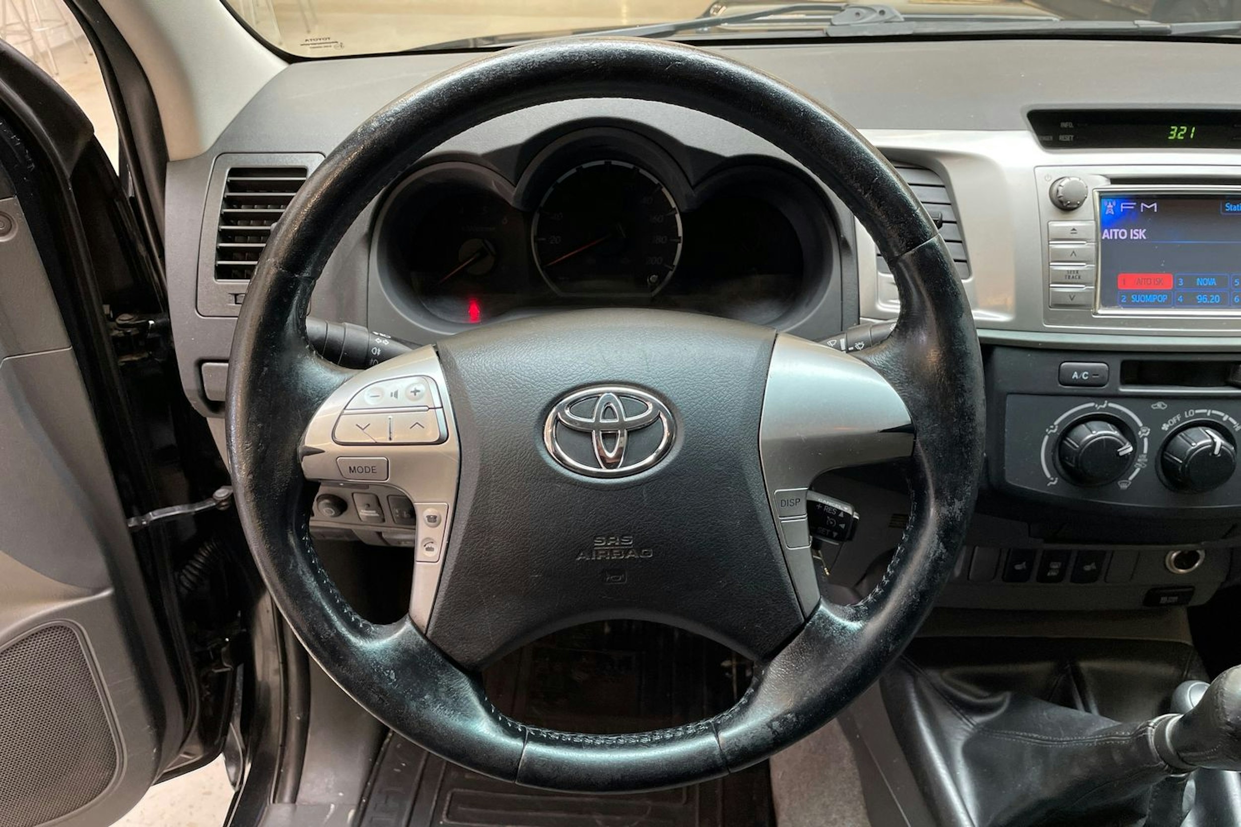 musta Toyota Hilux 2011 kuva 17.