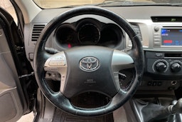 musta Toyota Hilux 2011 kuva 17.