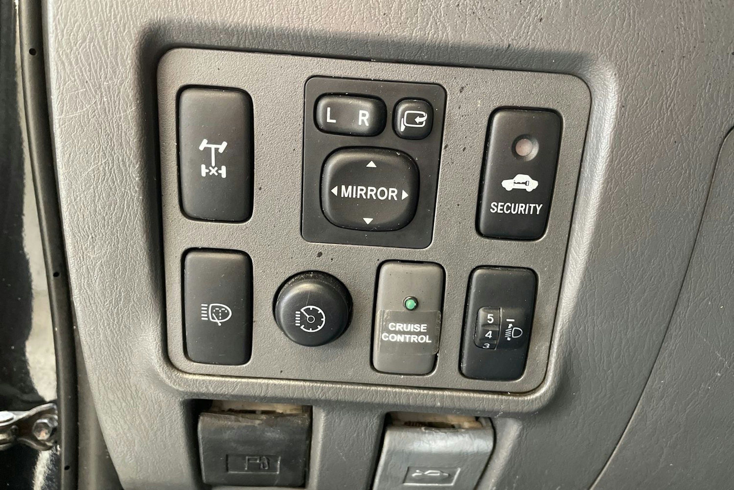 musta Toyota Hilux 2011 kuva 20.