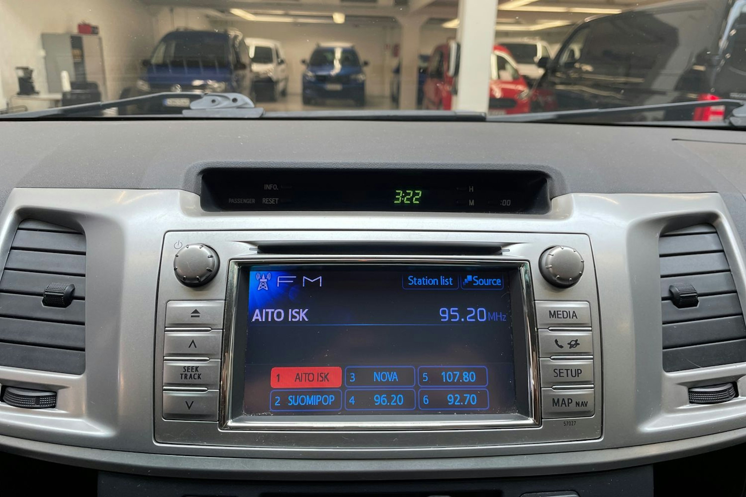 musta Toyota Hilux 2011 kuva 21.