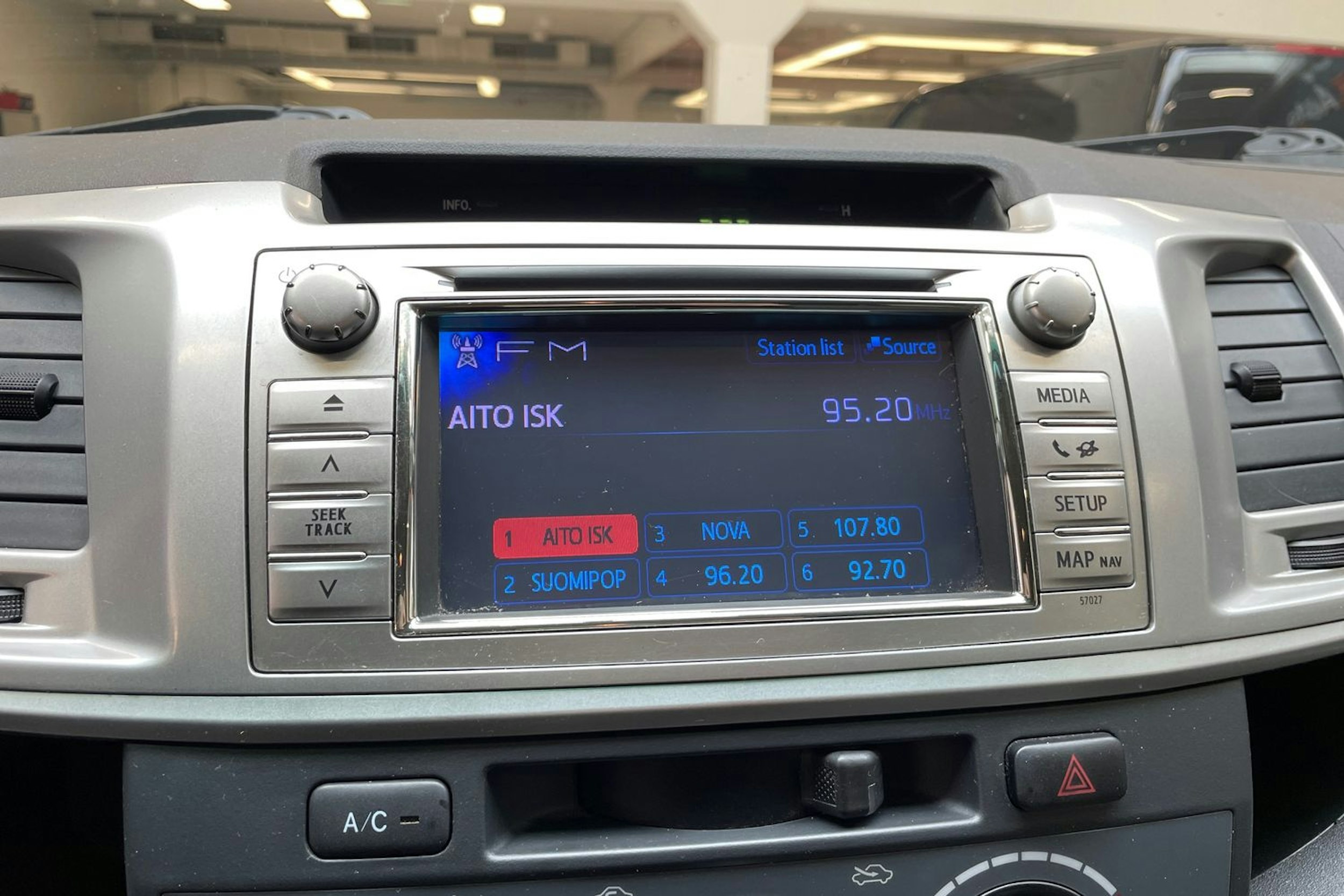 musta Toyota Hilux 2011 kuva 22.