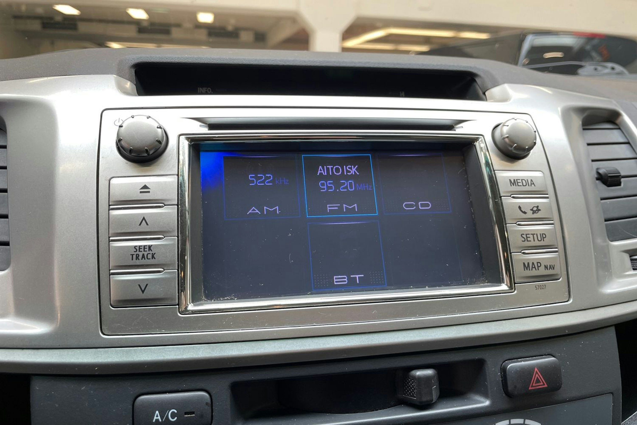musta Toyota Hilux 2011 kuva 23.