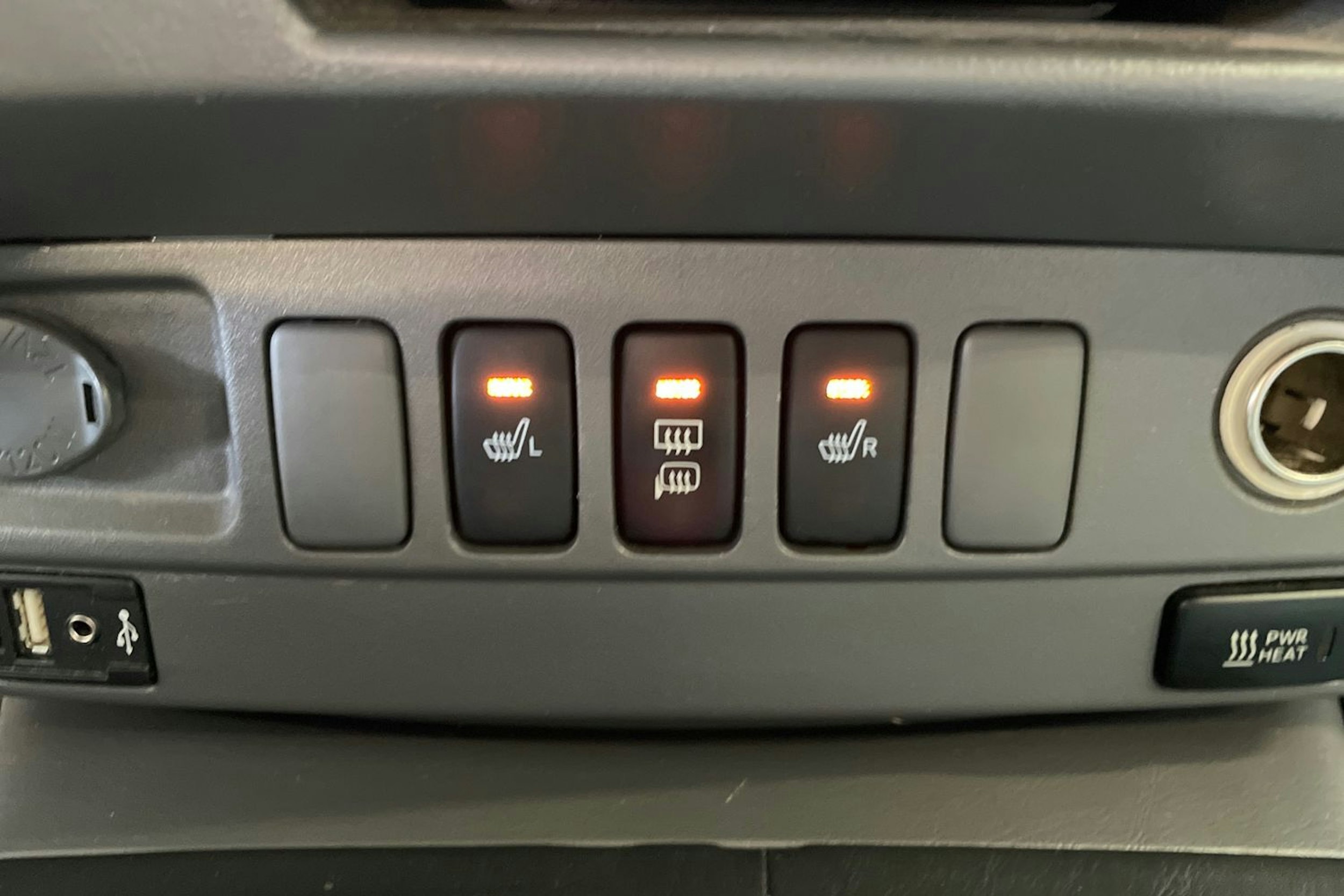 musta Toyota Hilux 2011 kuva 25.