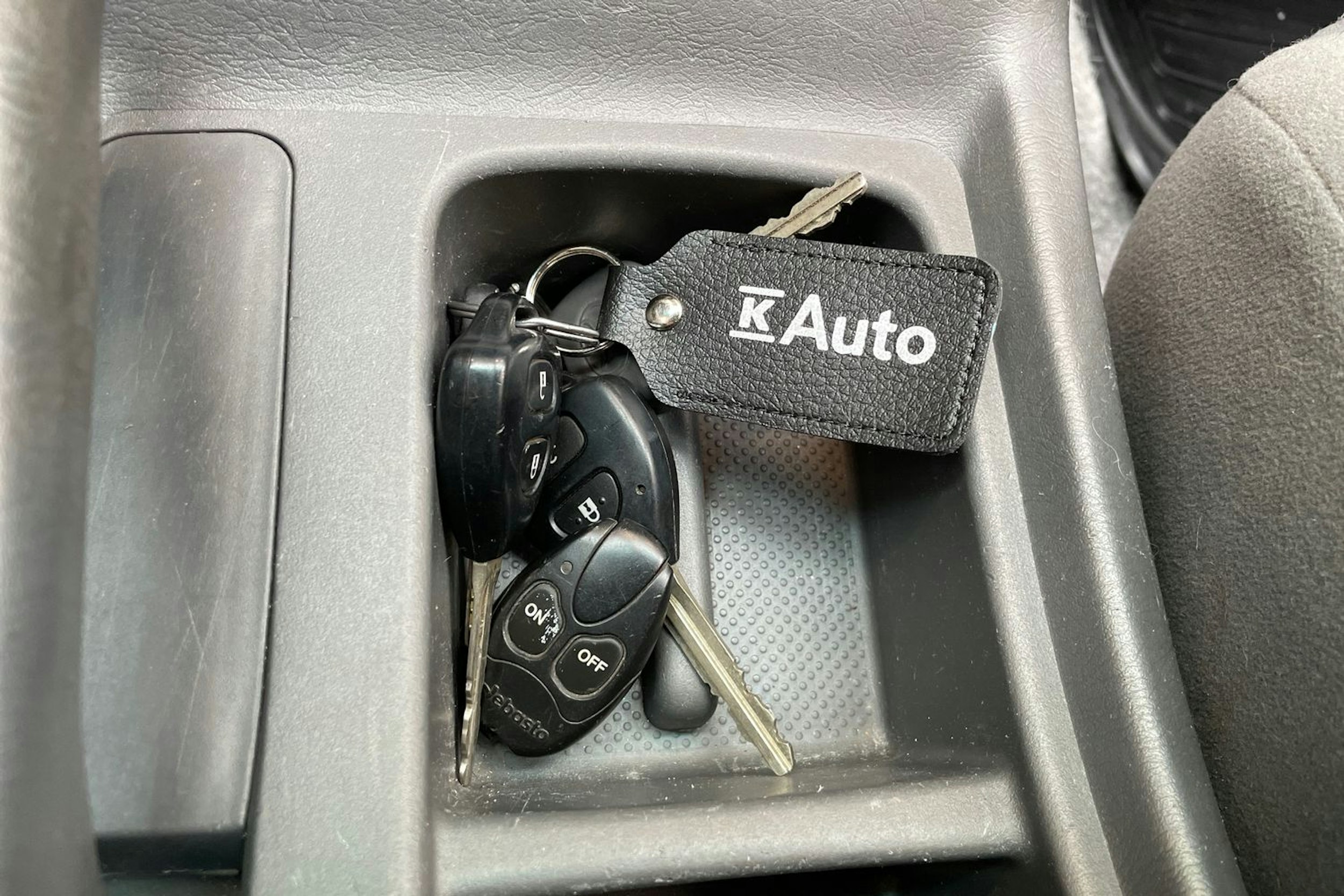 musta Toyota Hilux 2011 kuva 30.