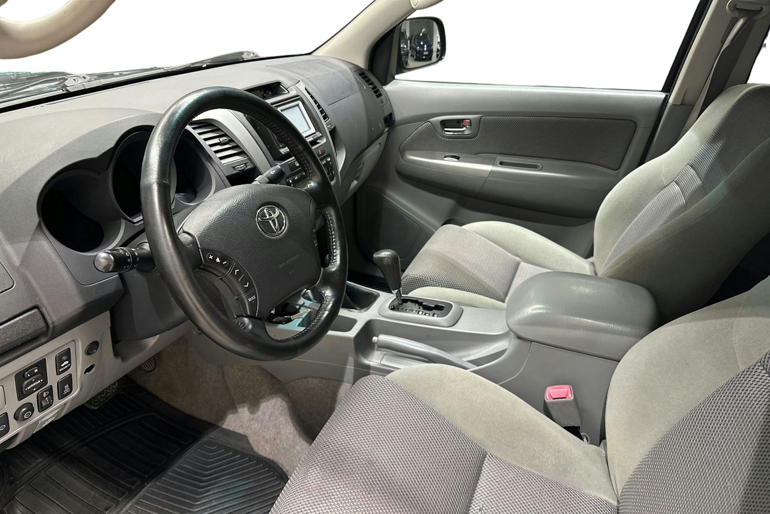 musta Toyota Hilux 2011 kuva 7.