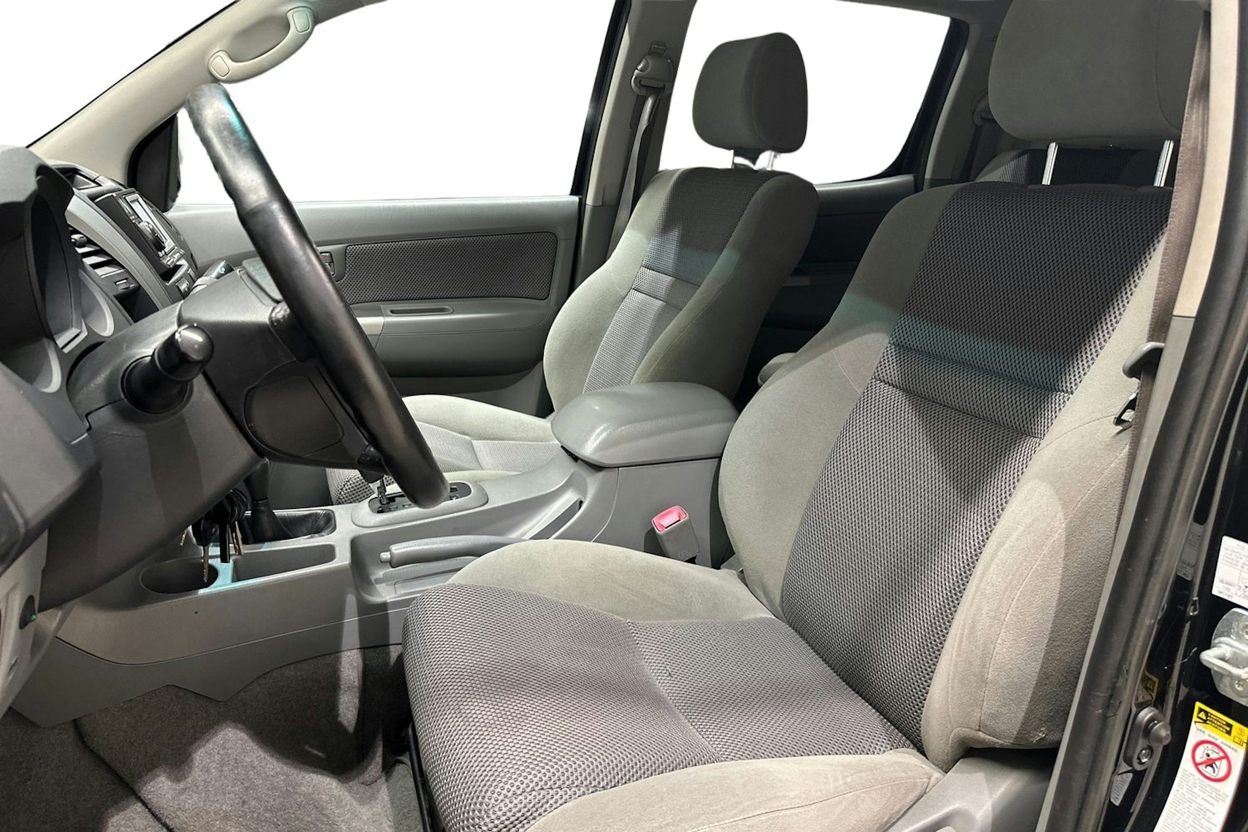 musta Toyota Hilux 2011 kuva 10.