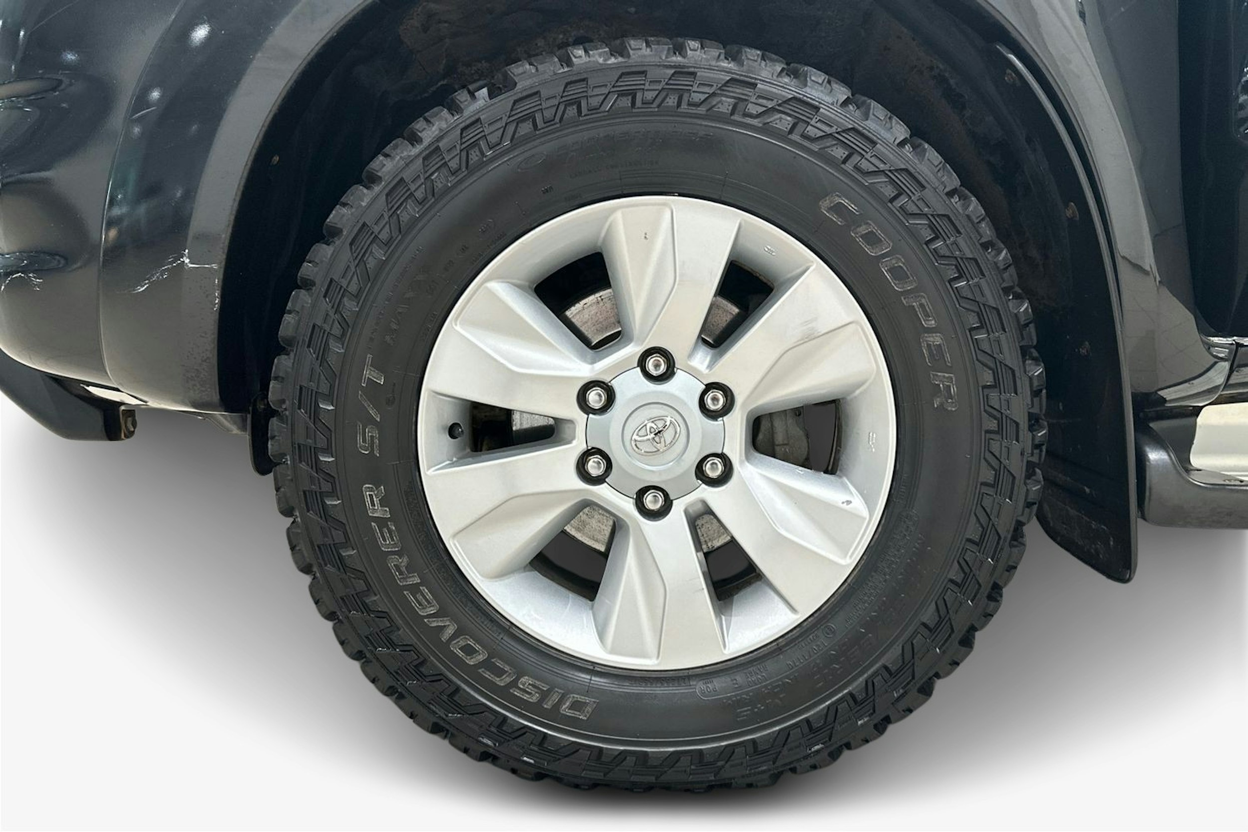 musta Toyota Hilux 2011 kuva 11.