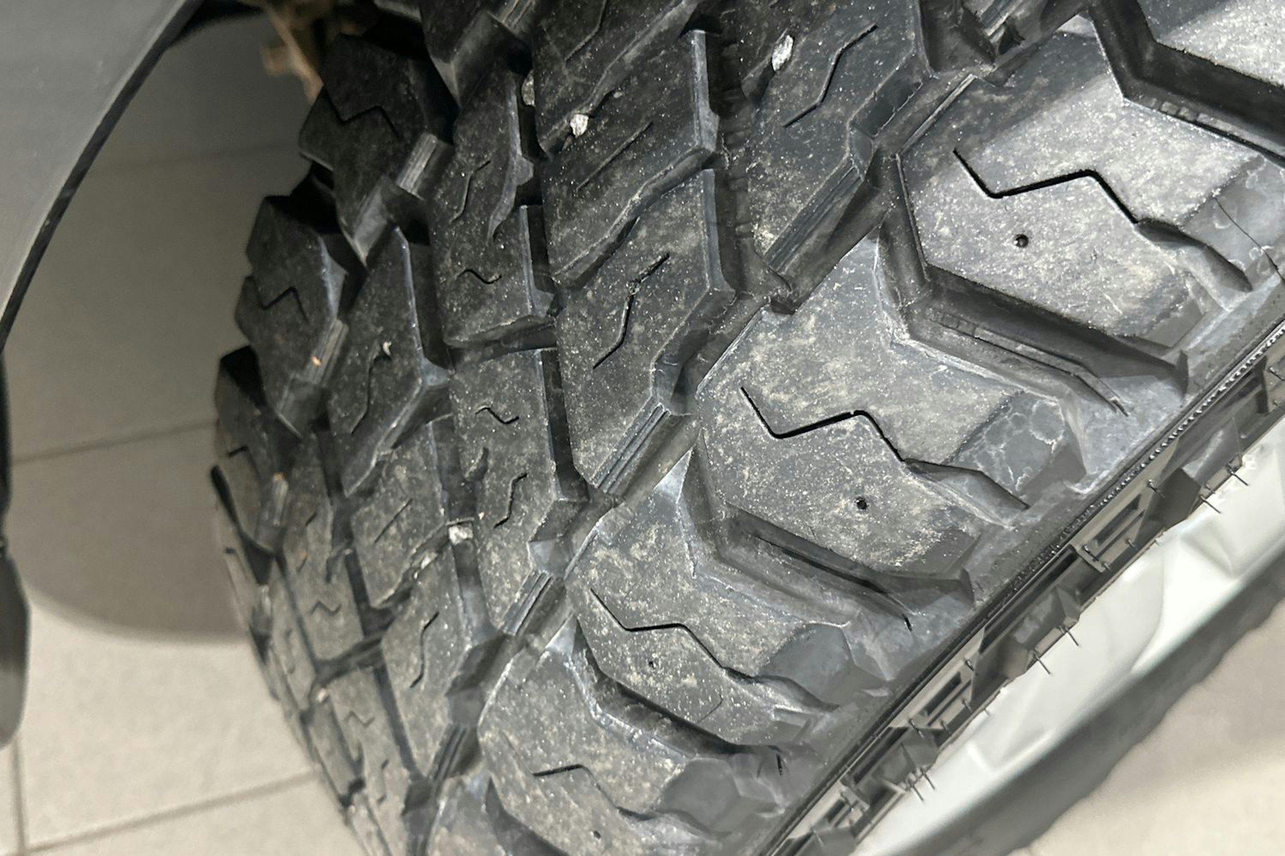 musta Toyota Hilux 2011 kuva 13.