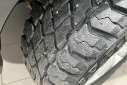 musta Toyota Hilux 2011 kuva 13.