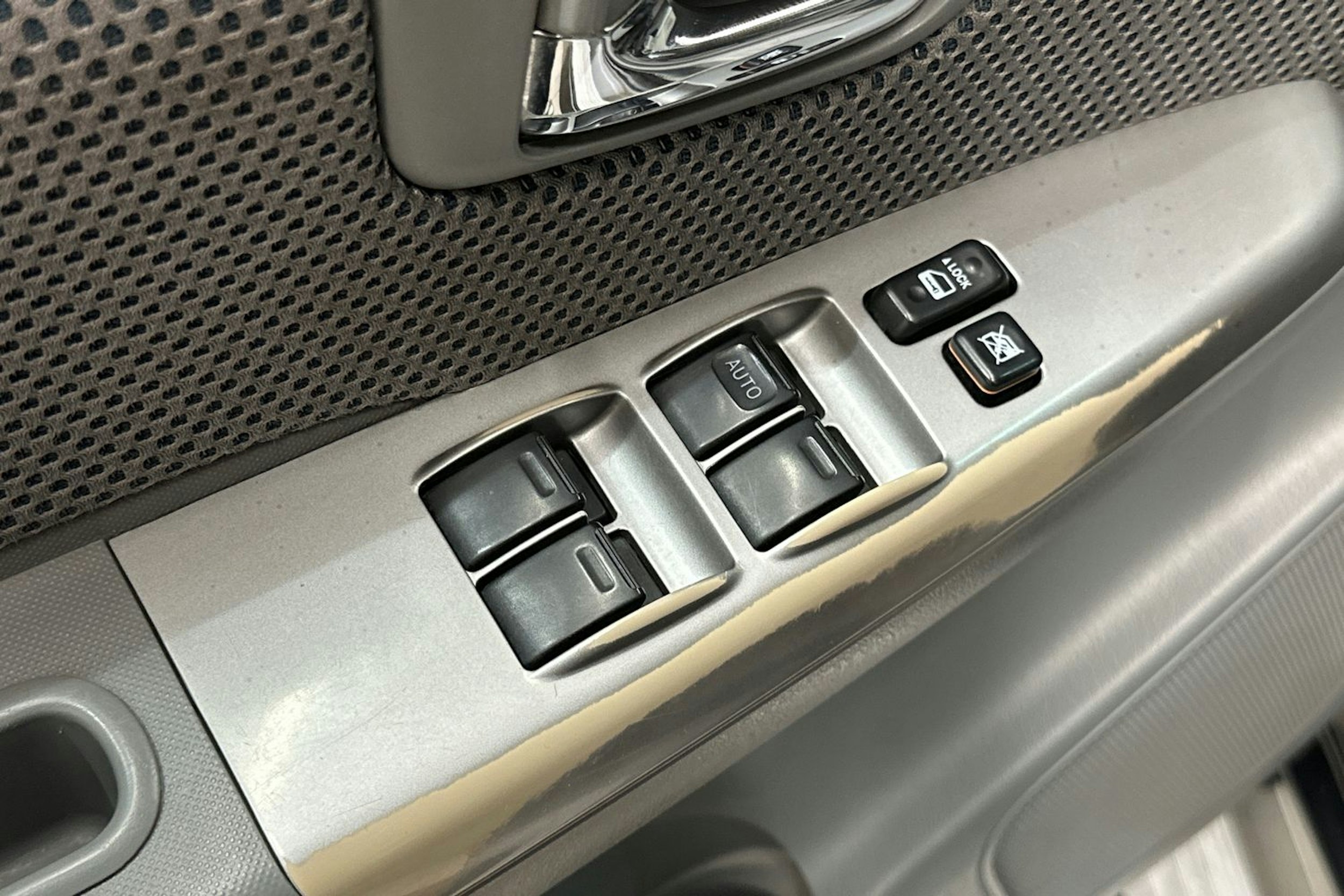 musta Toyota Hilux 2011 kuva 14.