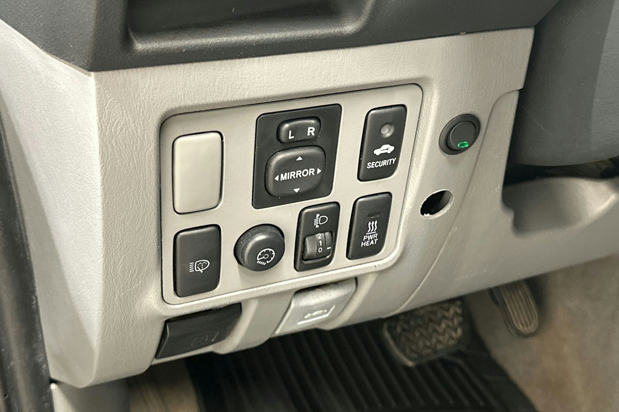 musta Toyota Hilux 2011 kuva 15.