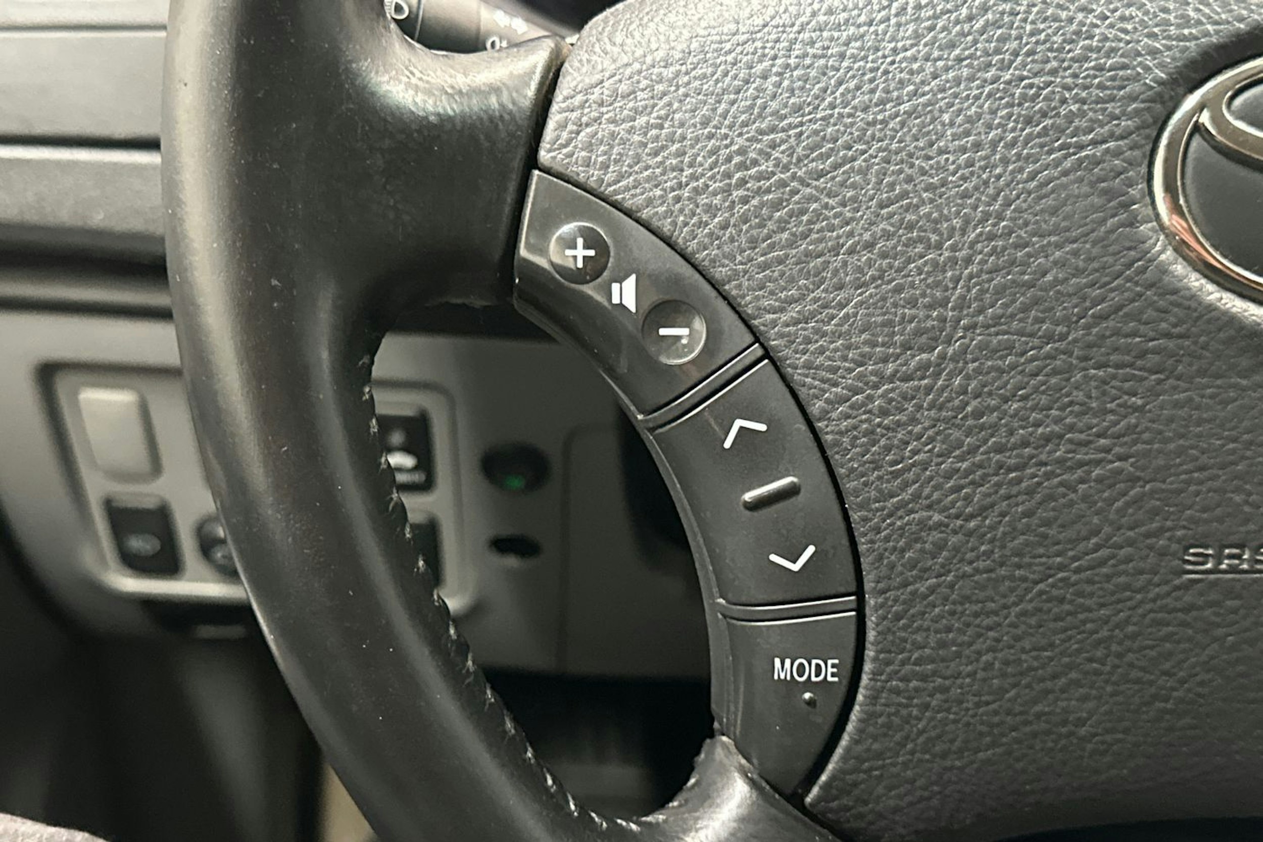 musta Toyota Hilux 2011 kuva 16.