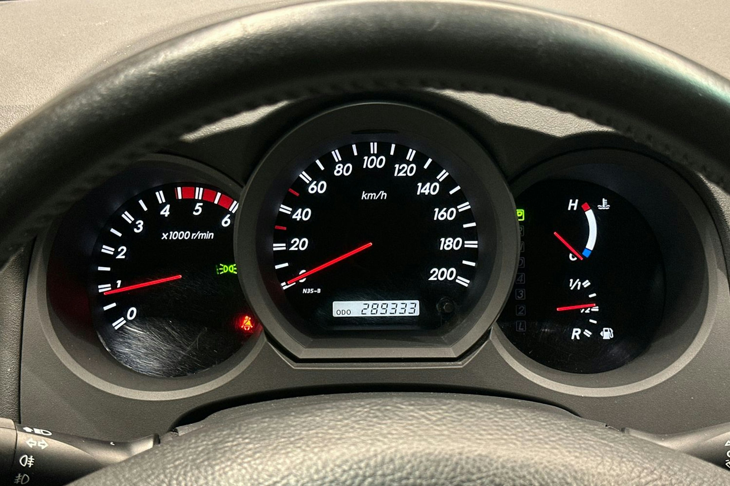 musta Toyota Hilux 2011 kuva 18.