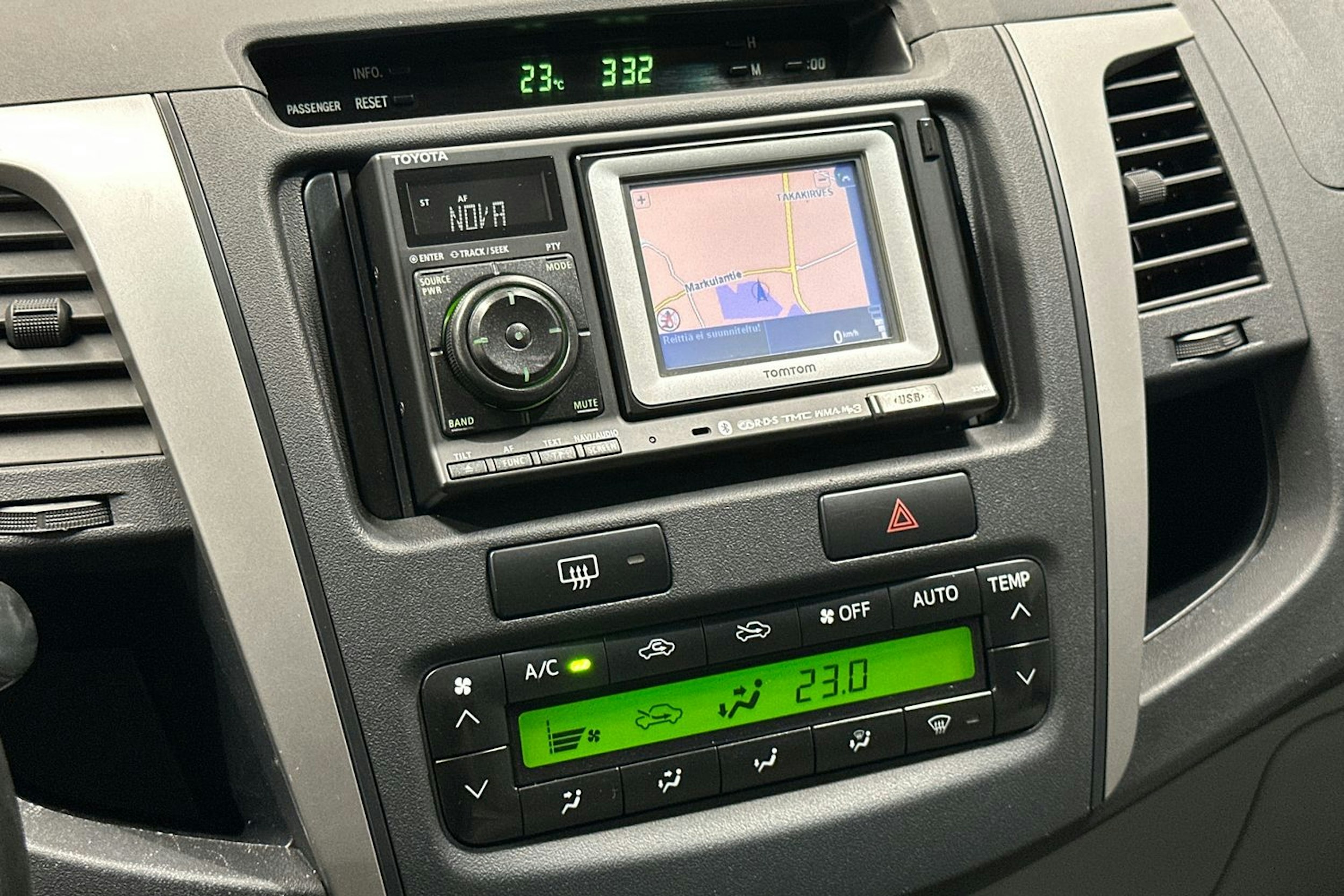 musta Toyota Hilux 2011 kuva 19.