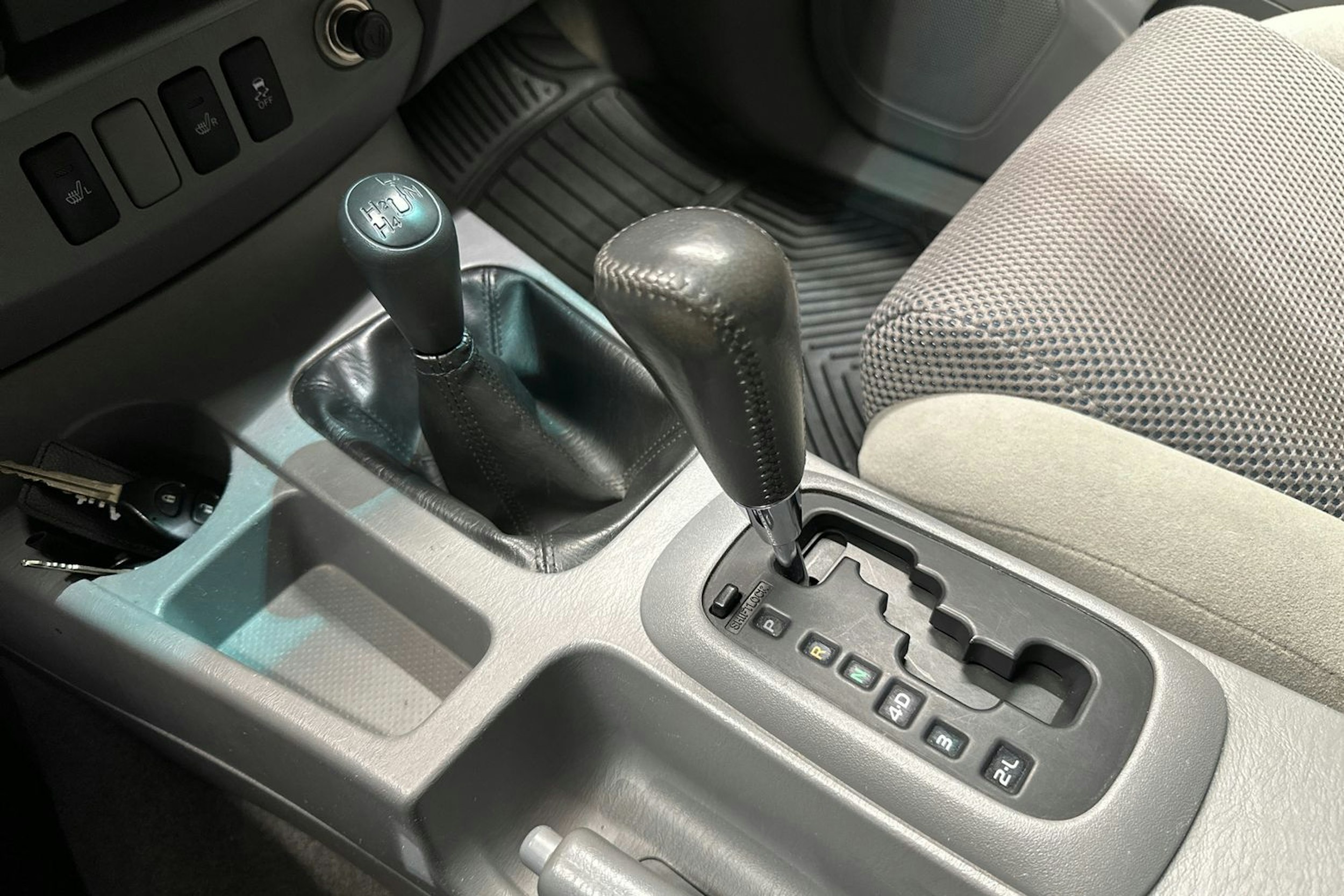 musta Toyota Hilux 2011 kuva 21.