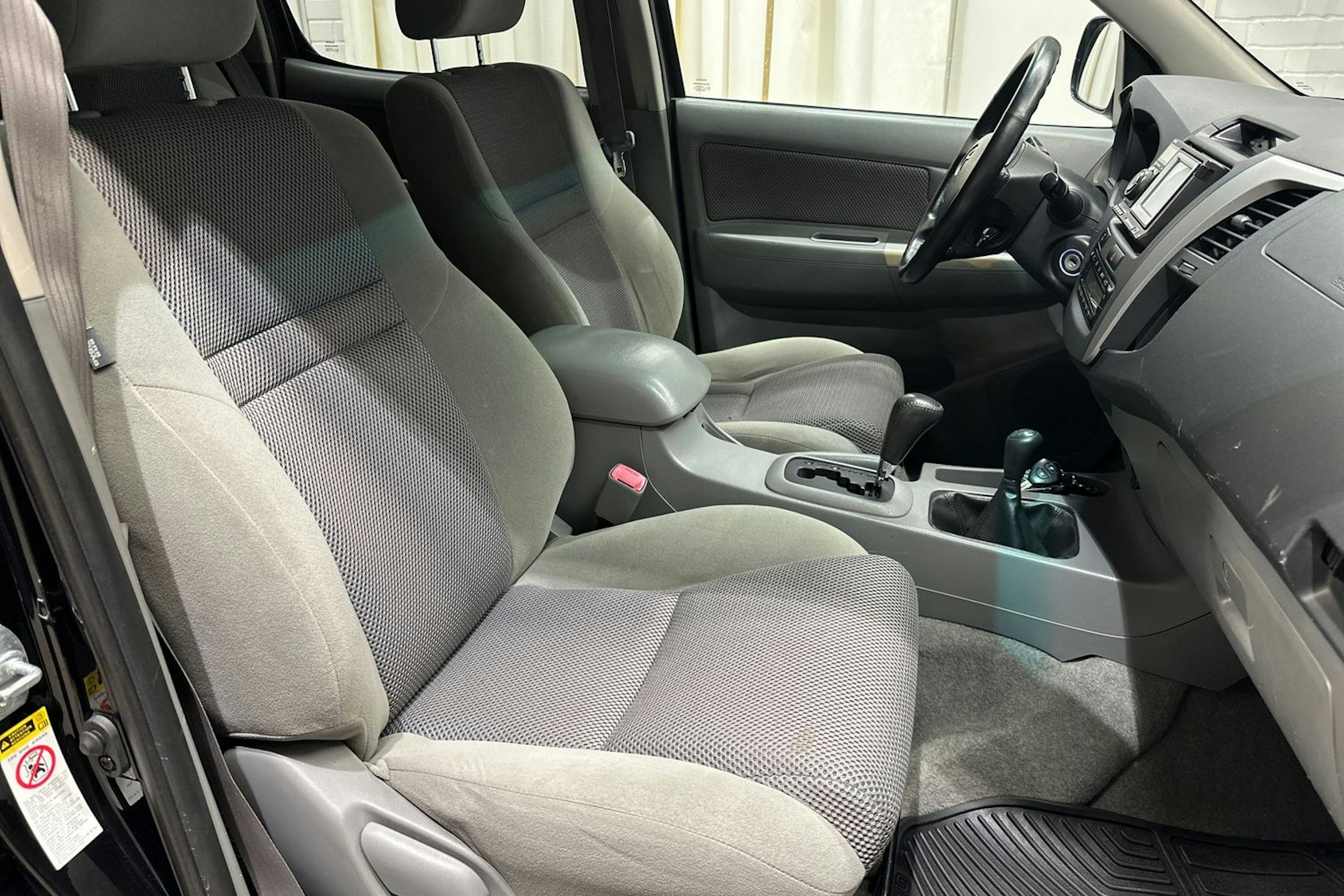 musta Toyota Hilux 2011 kuva 23.