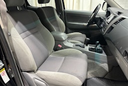 musta Toyota Hilux 2011 kuva 23.