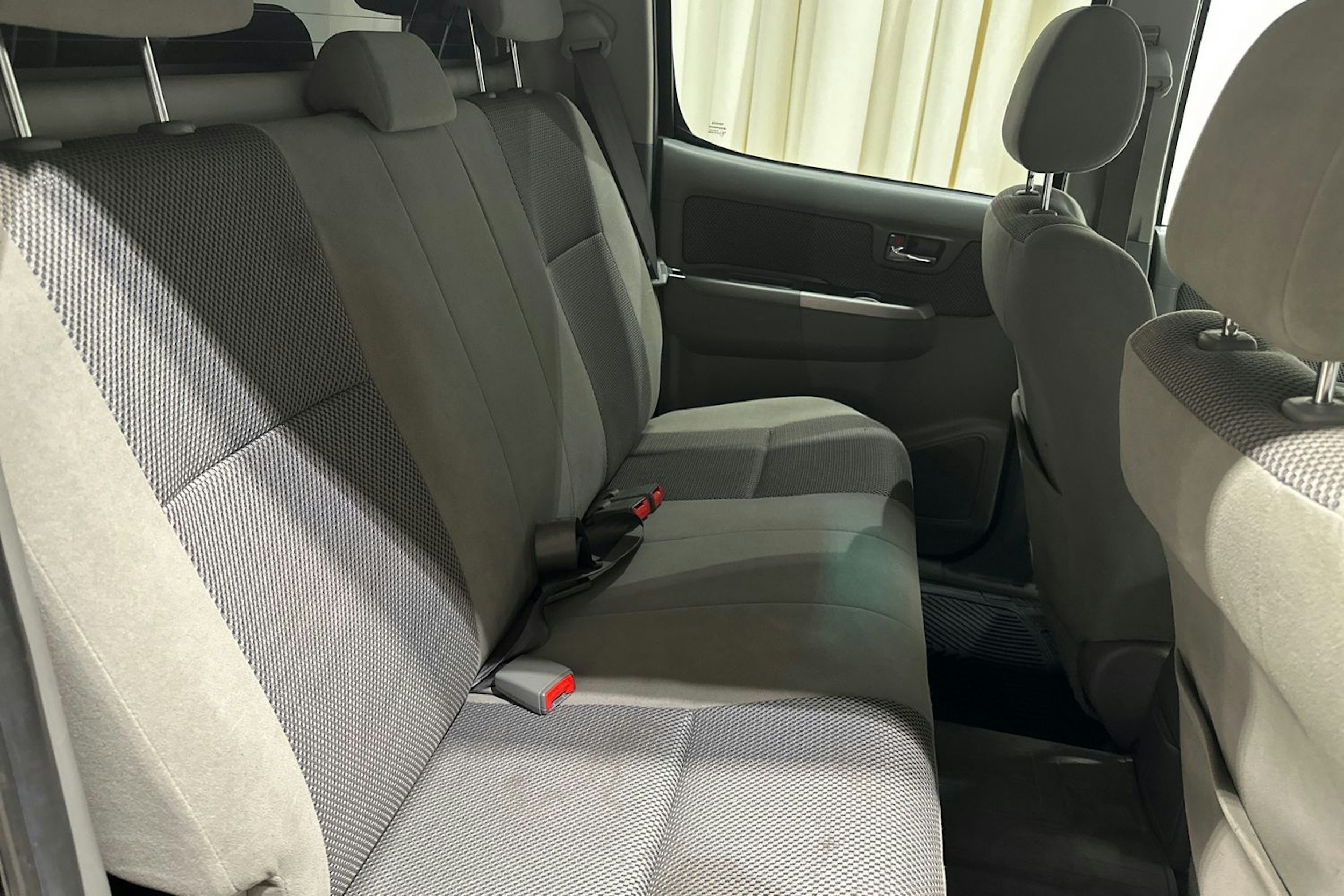 musta Toyota Hilux 2011 kuva 24.