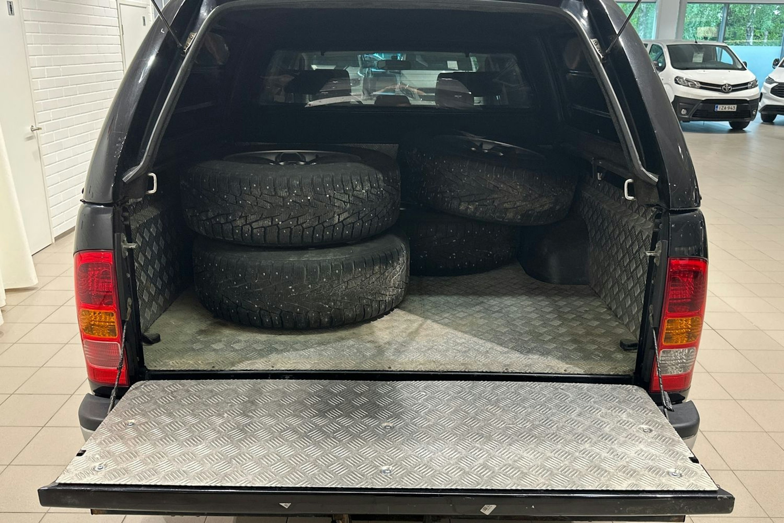 musta Toyota Hilux 2011 kuva 25.