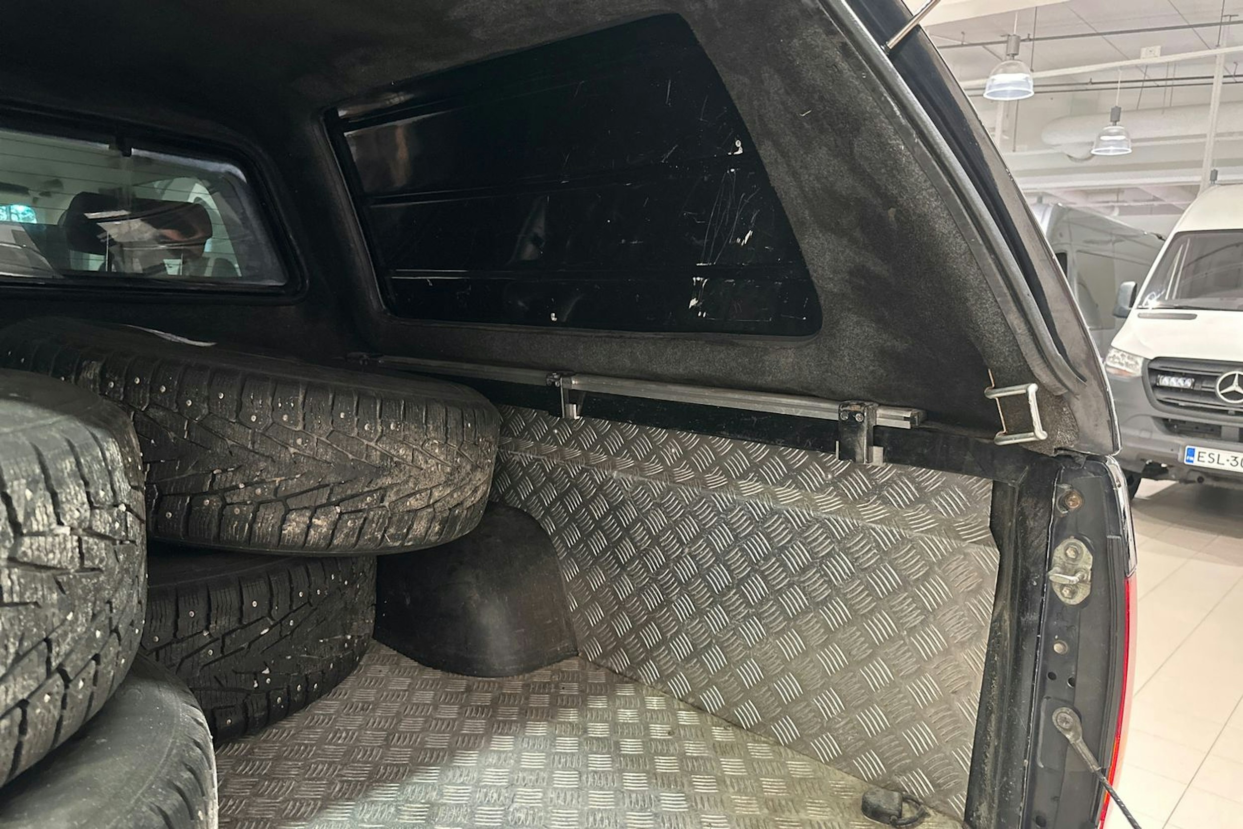 musta Toyota Hilux 2011 kuva 28.