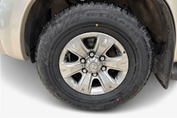 harmaa Toyota Hilux 2012 kuva 11.