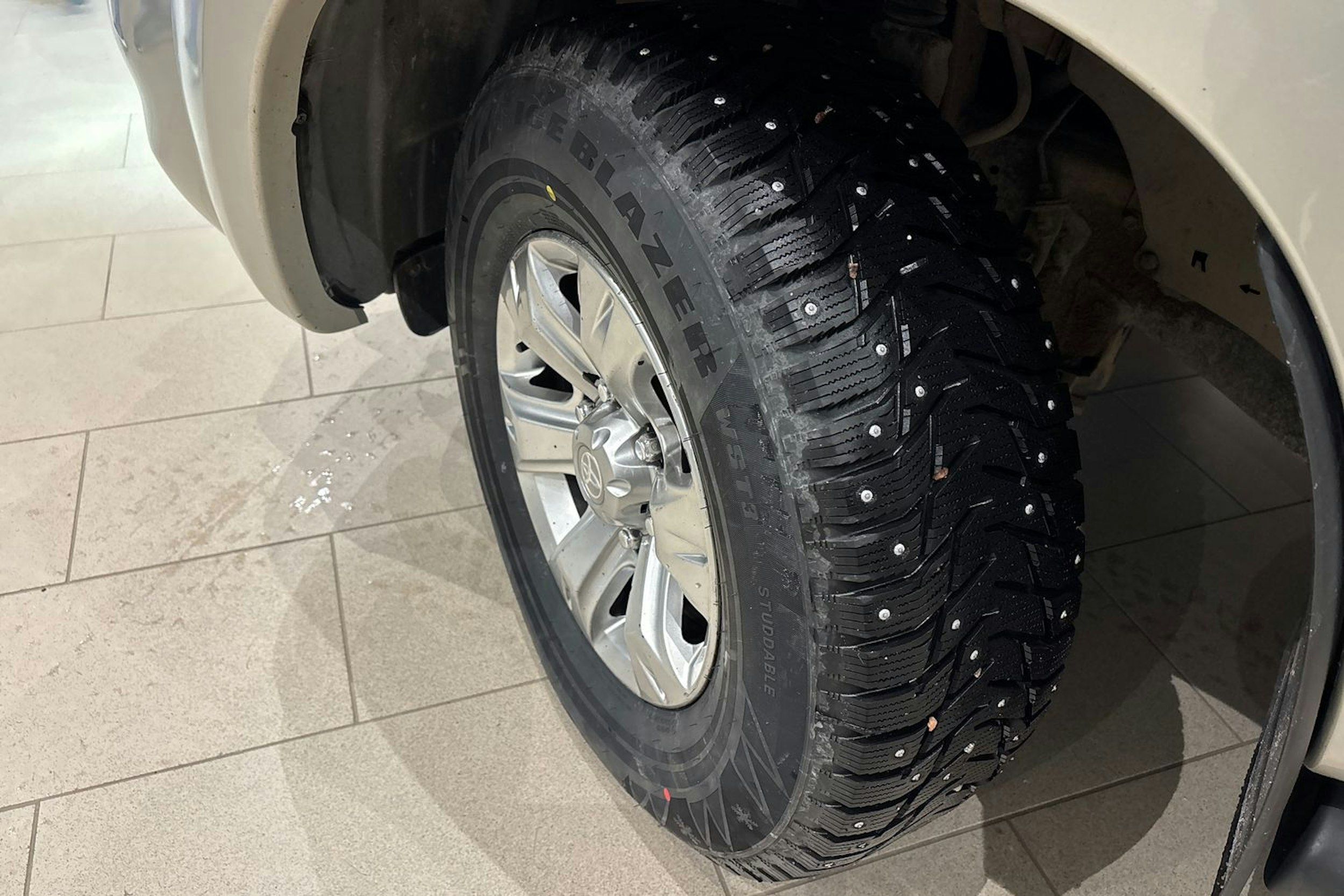 harmaa Toyota Hilux 2012 kuva 13.