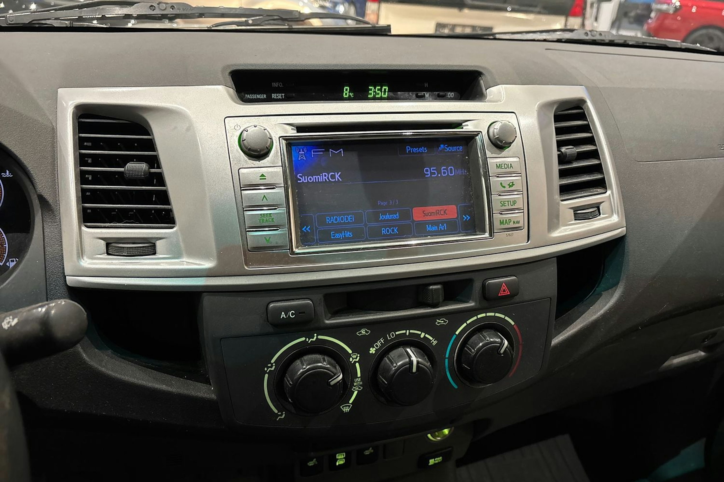 harmaa Toyota Hilux 2012 kuva 16.