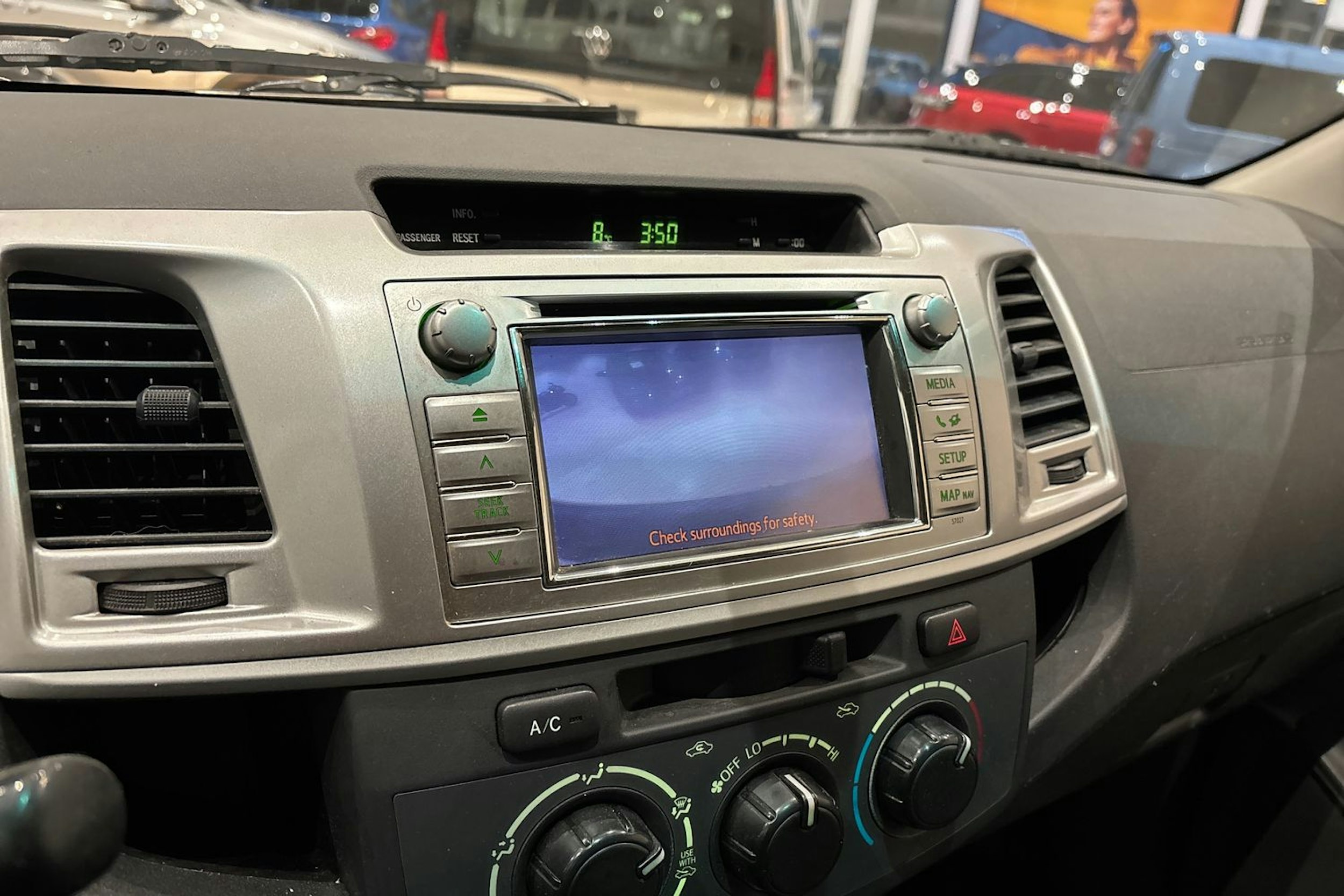 harmaa Toyota Hilux 2012 kuva 17.