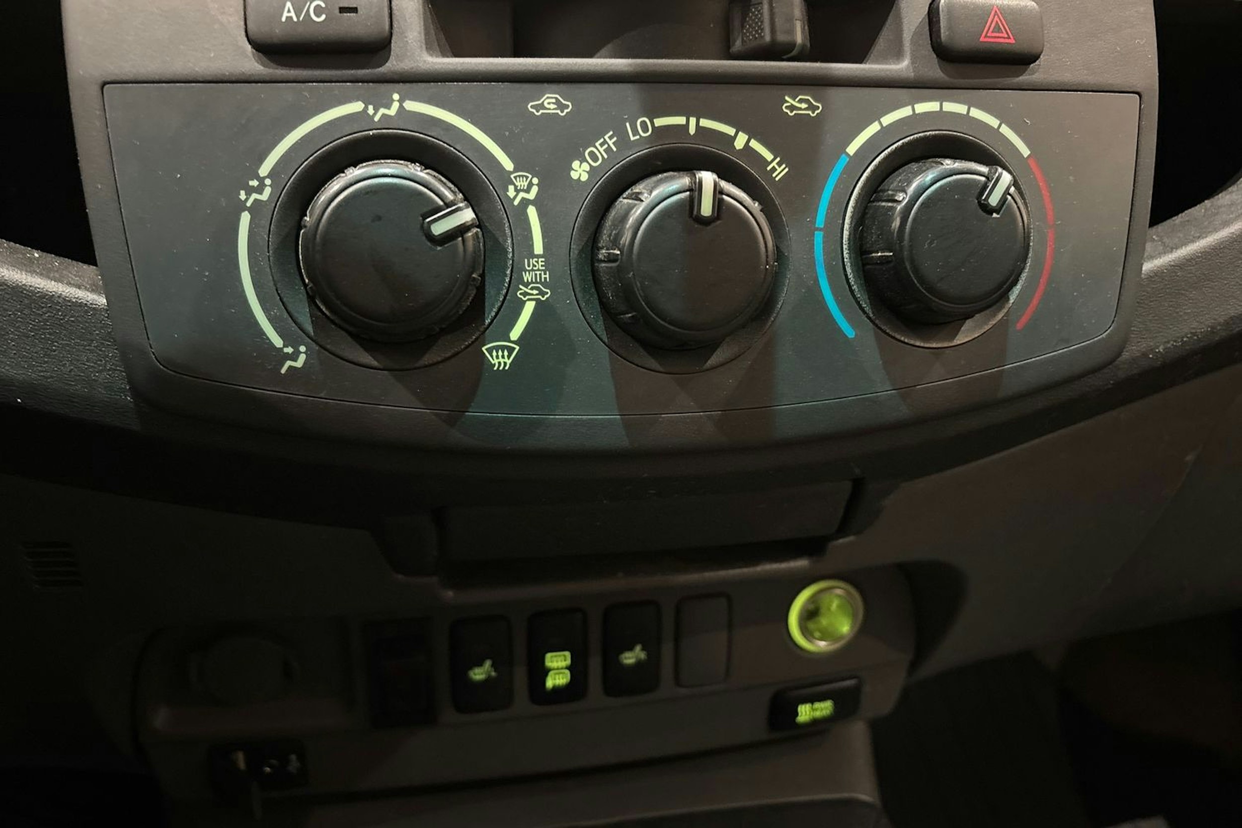 harmaa Toyota Hilux 2012 kuva 18.