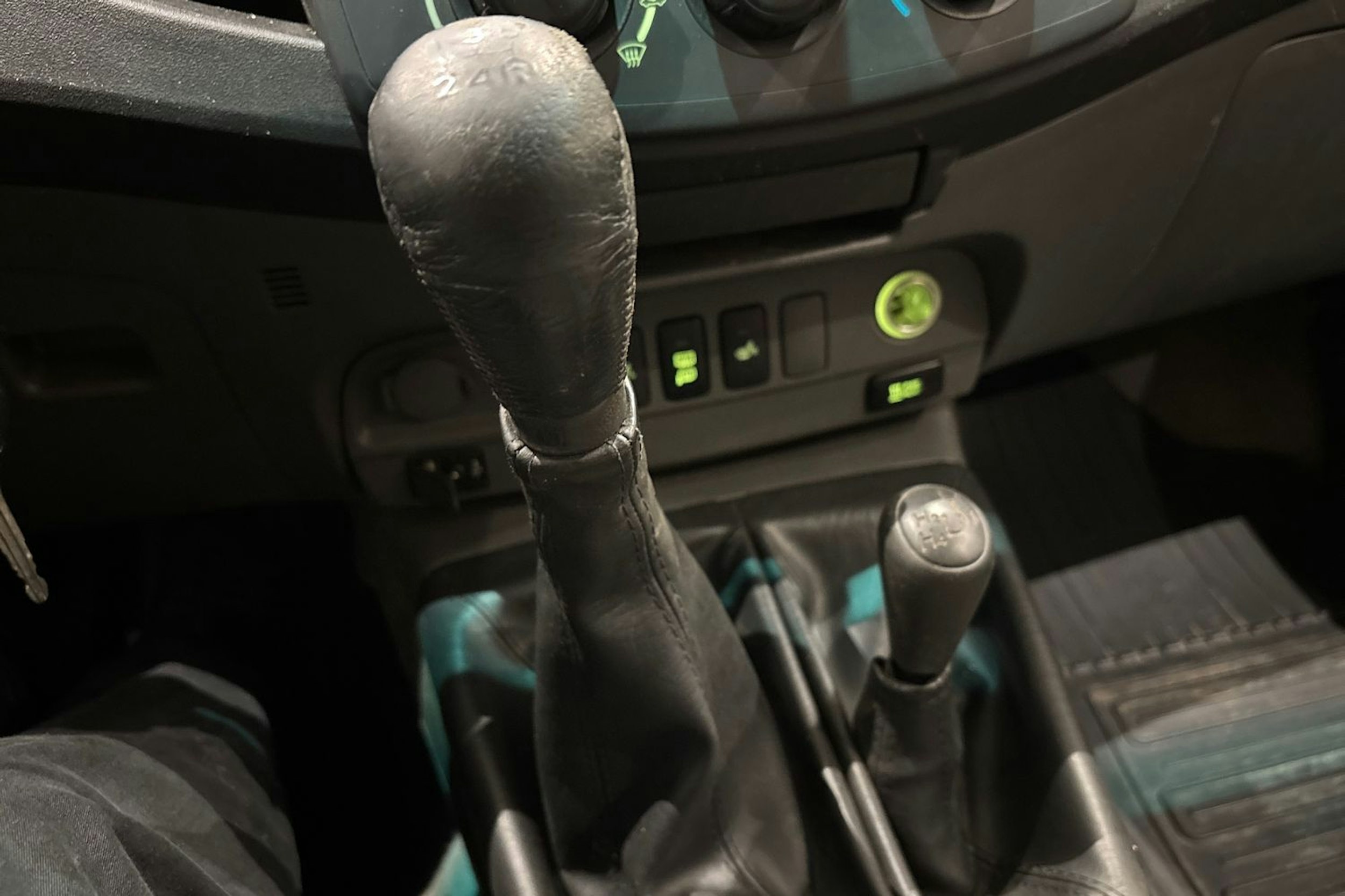 harmaa Toyota Hilux 2012 kuva 19.